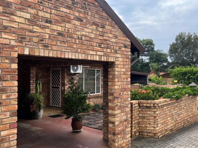 2 Bedroom Simplex for Sale For Sale in Geelhoutpark - MR709009