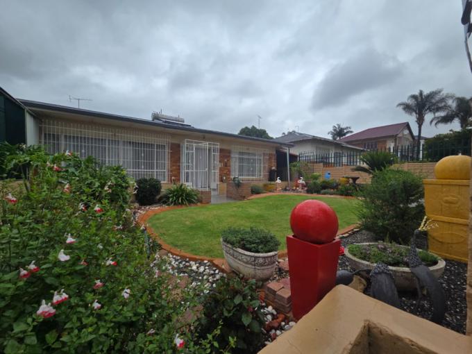 3 Bedroom House for Sale For Sale in South Crest - MR709015