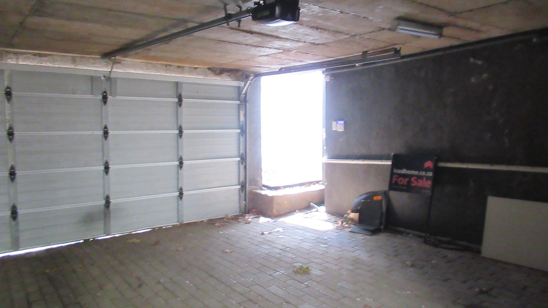 Garage - 39 square meters of property in Melville