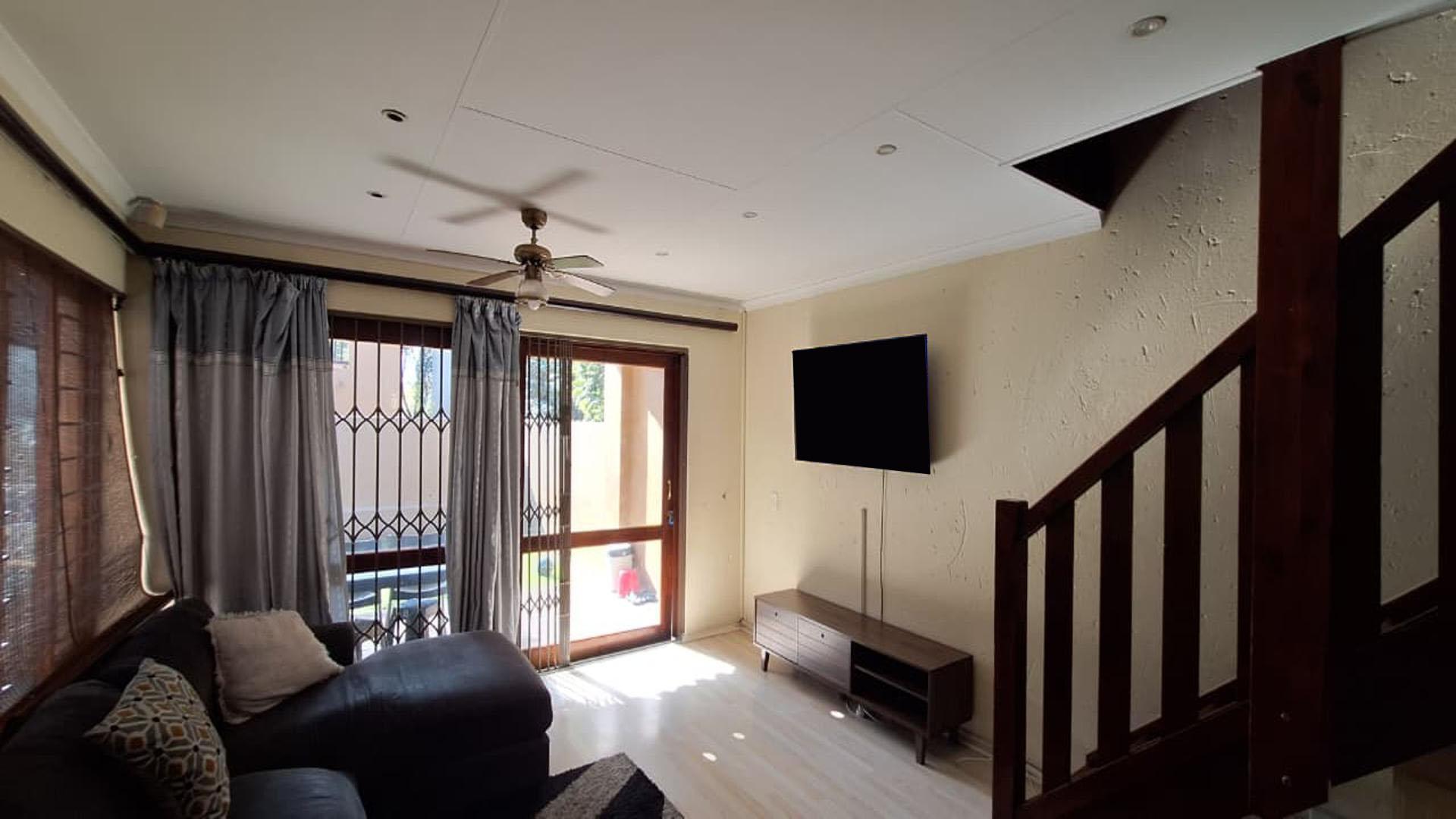 Lounges - 29 square meters of property in Douglasdale