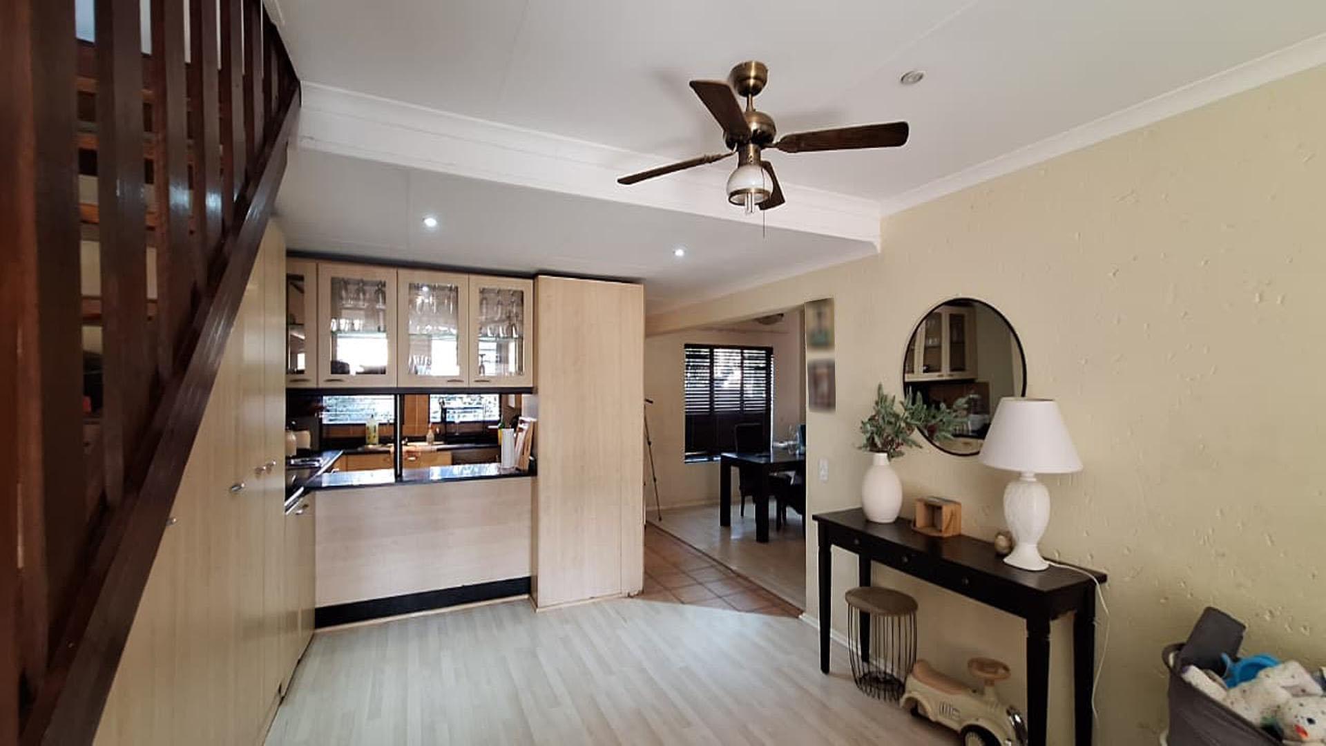 Lounges - 29 square meters of property in Douglasdale