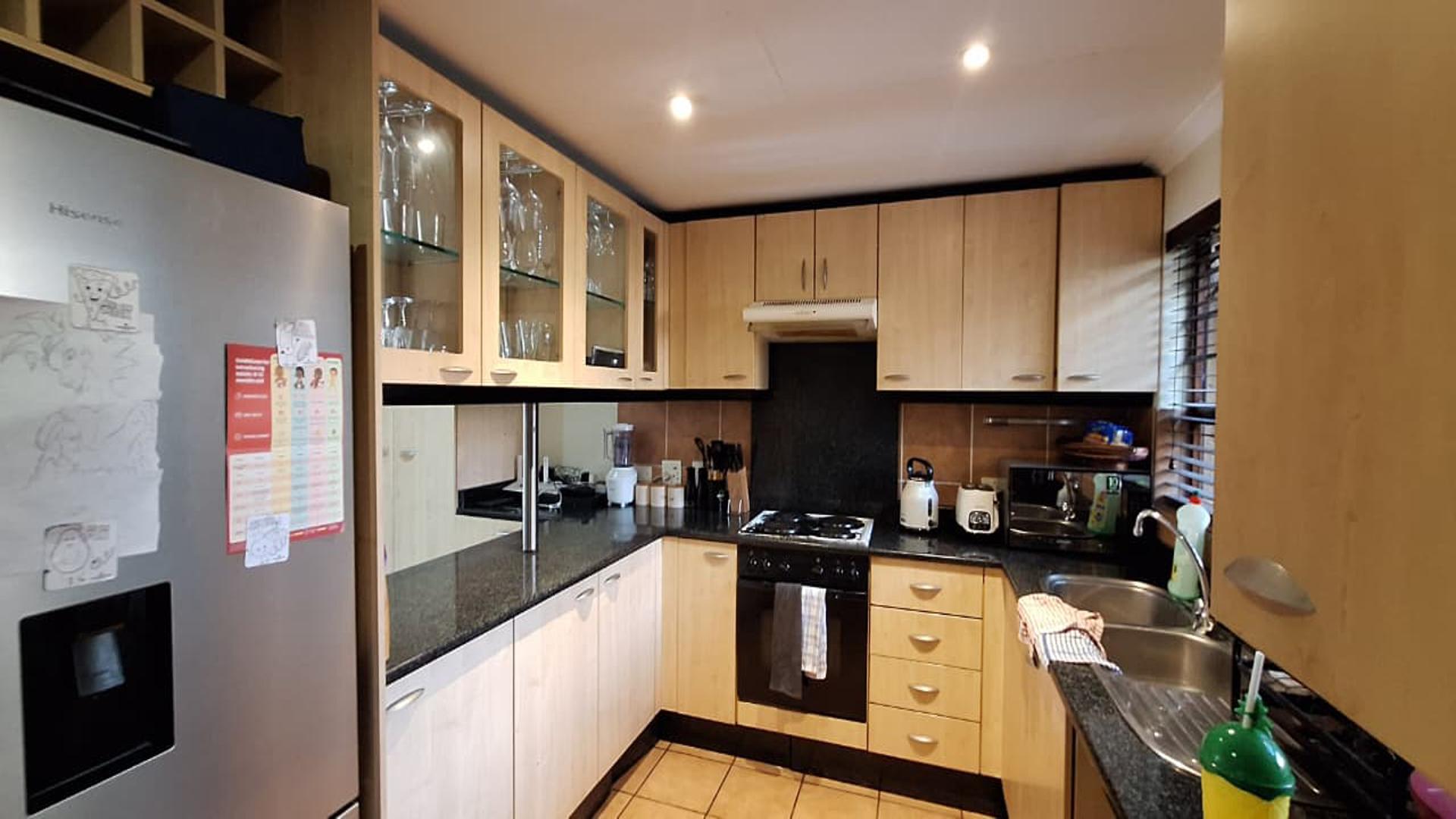 Kitchen - 8 square meters of property in Douglasdale