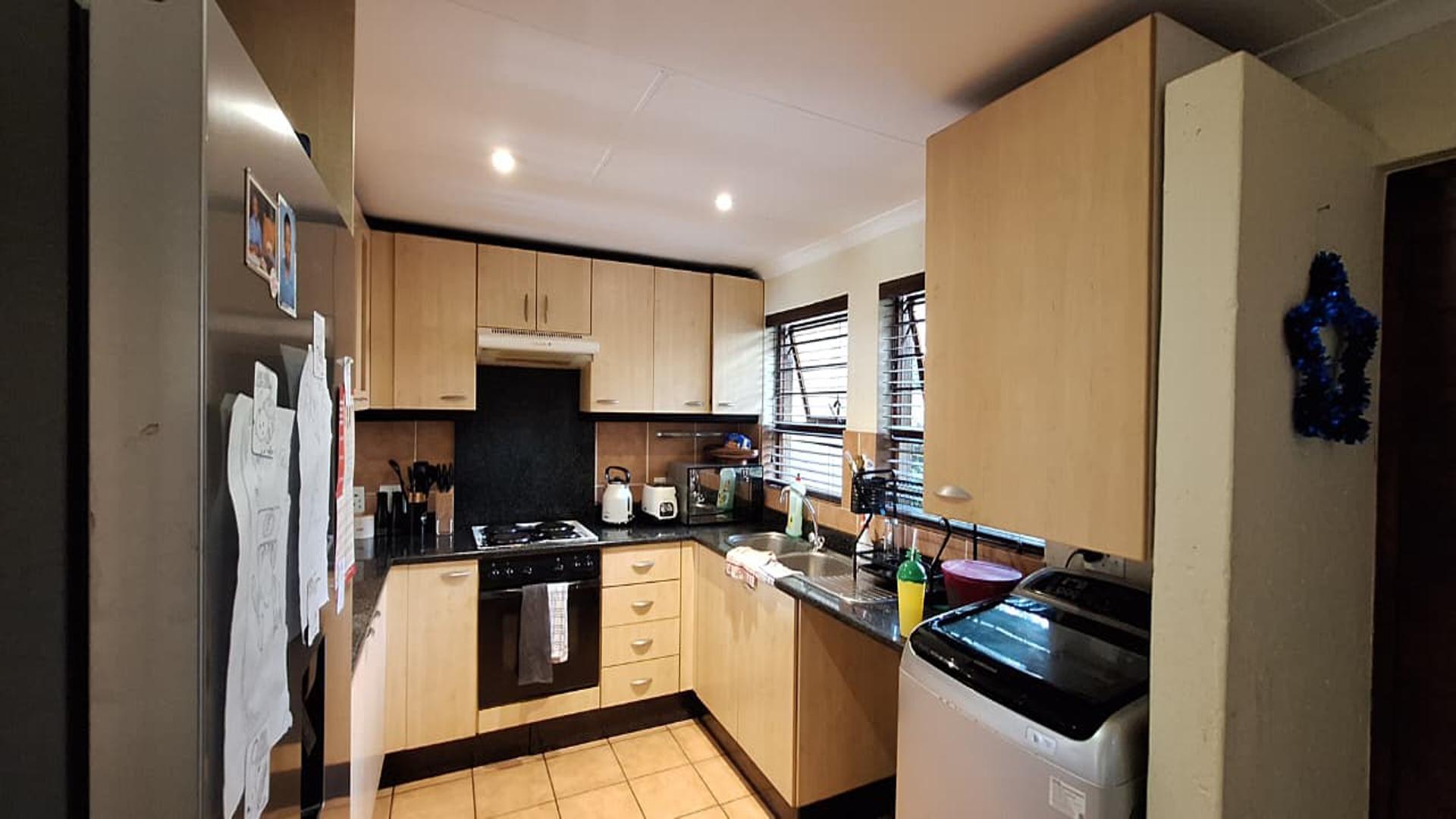 Kitchen - 8 square meters of property in Douglasdale
