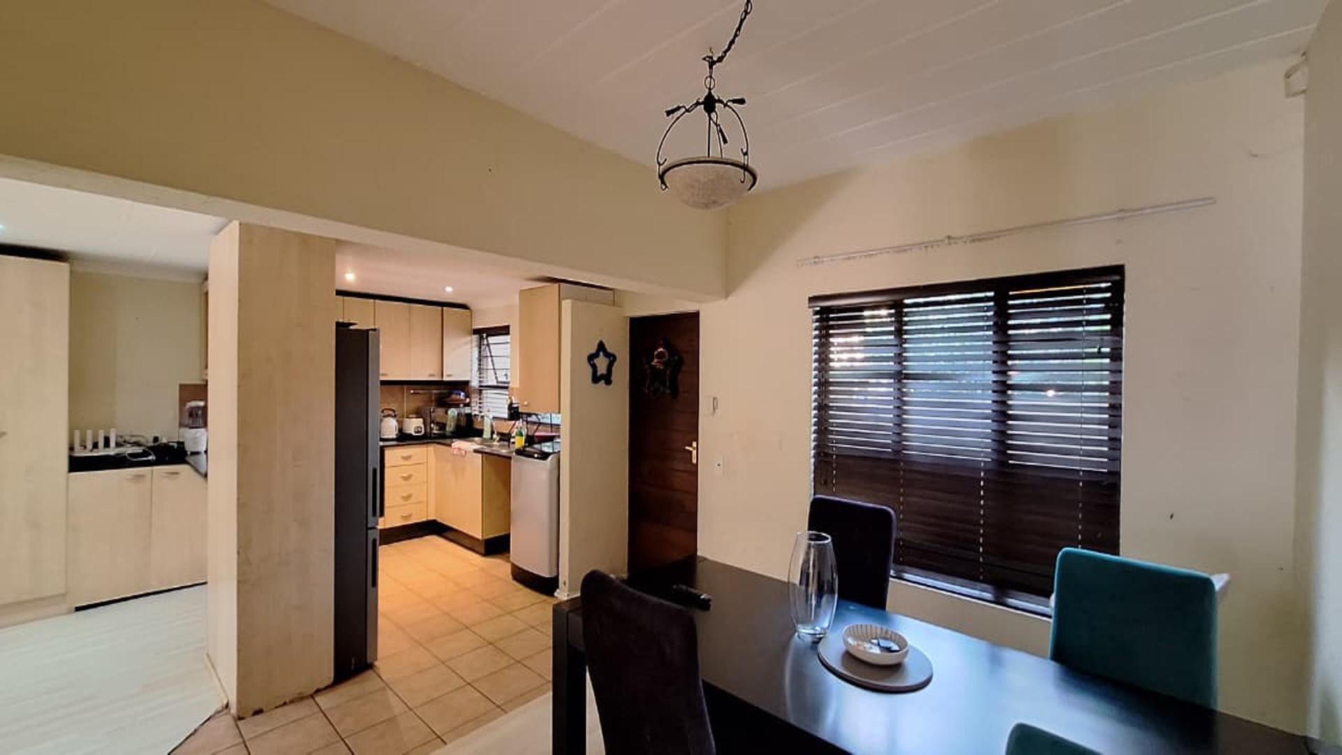 Dining Room - 18 square meters of property in Douglasdale