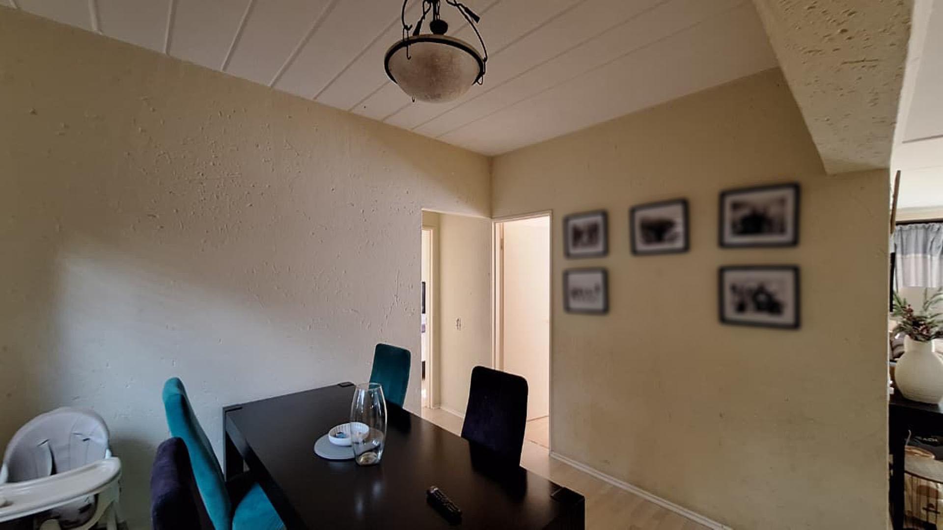 Dining Room - 18 square meters of property in Douglasdale