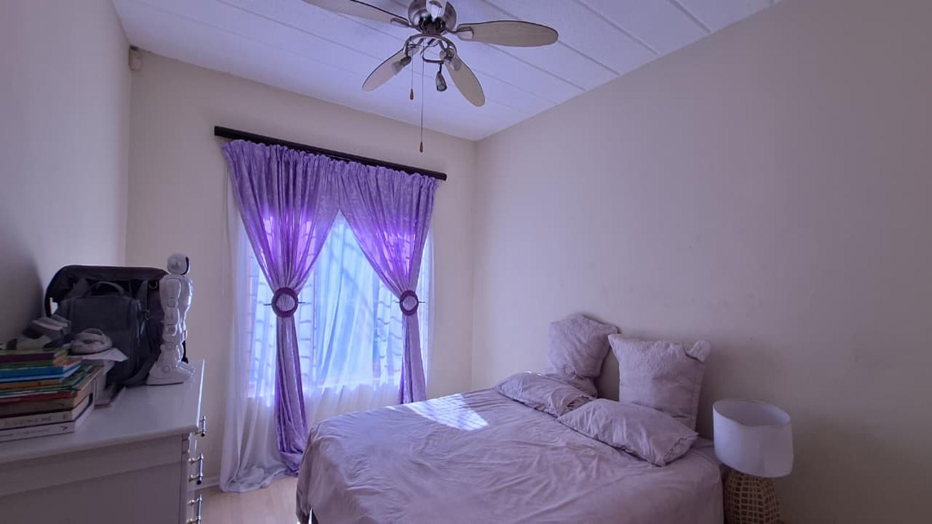 Bed Room 1 - 14 square meters of property in Douglasdale