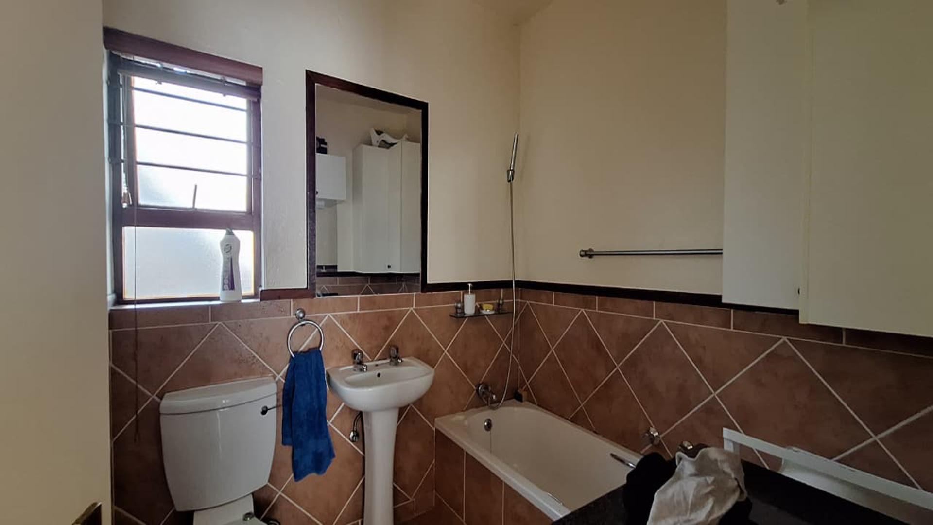 Main Bathroom - 5 square meters of property in Douglasdale