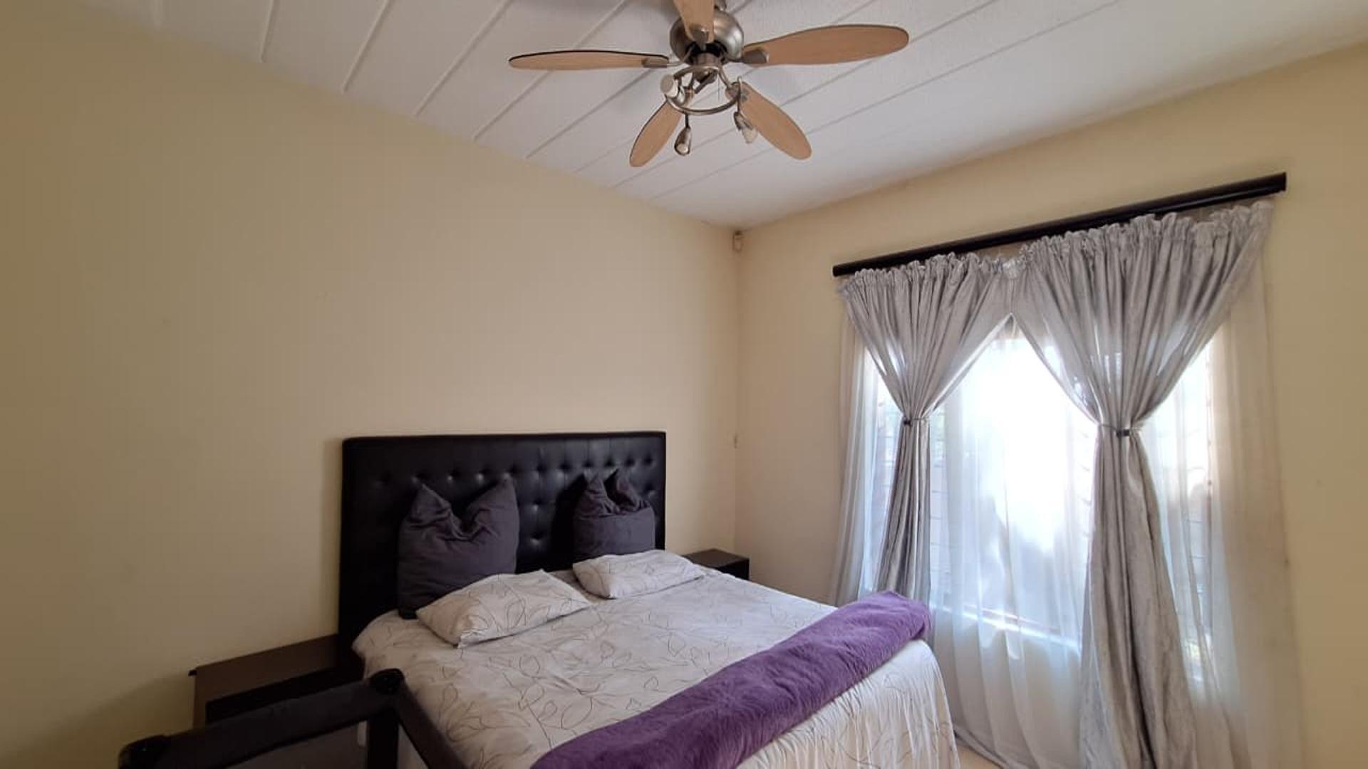 Main Bedroom - 15 square meters of property in Douglasdale