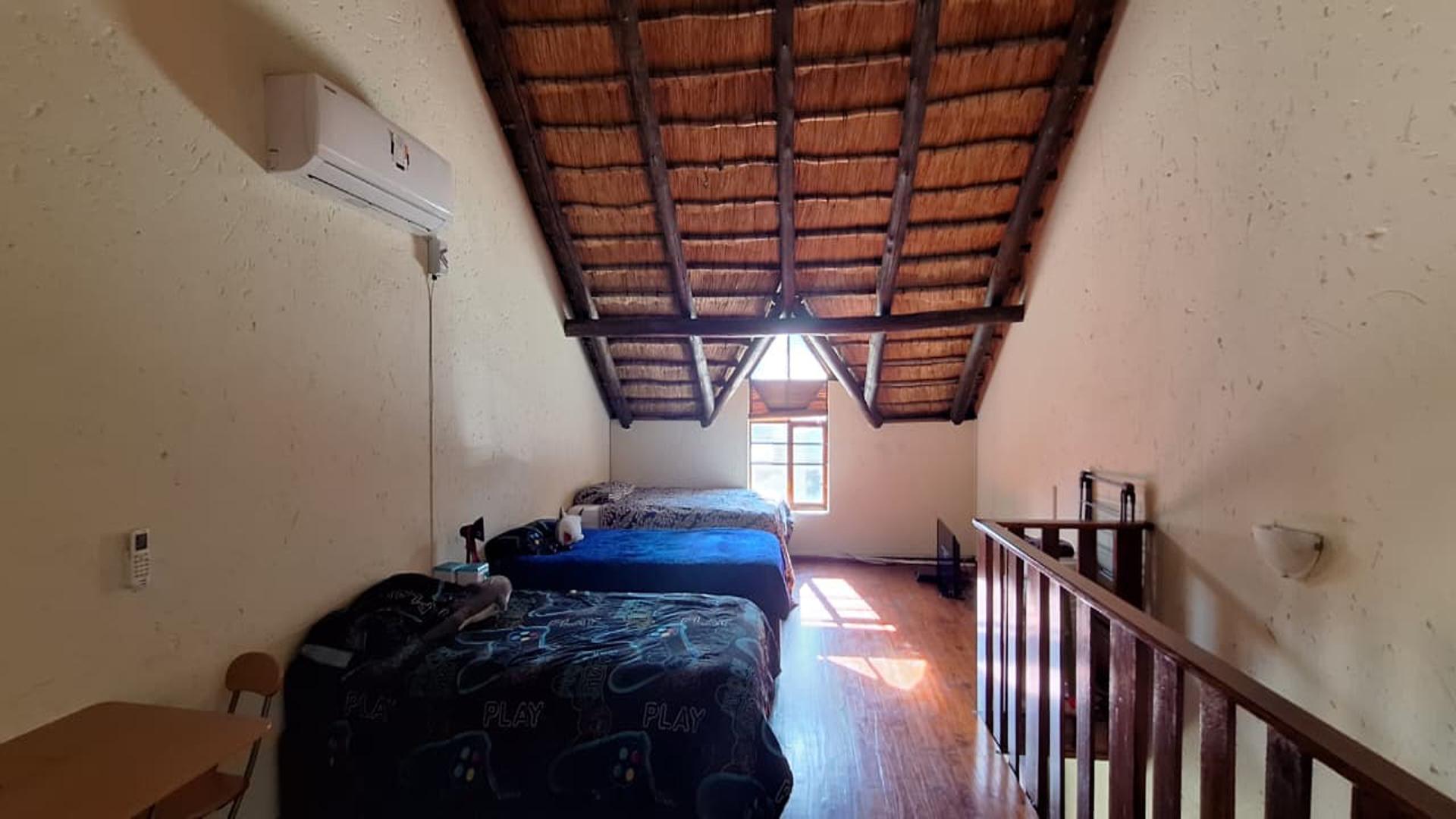 Bed Room 2 - 44 square meters of property in Douglasdale