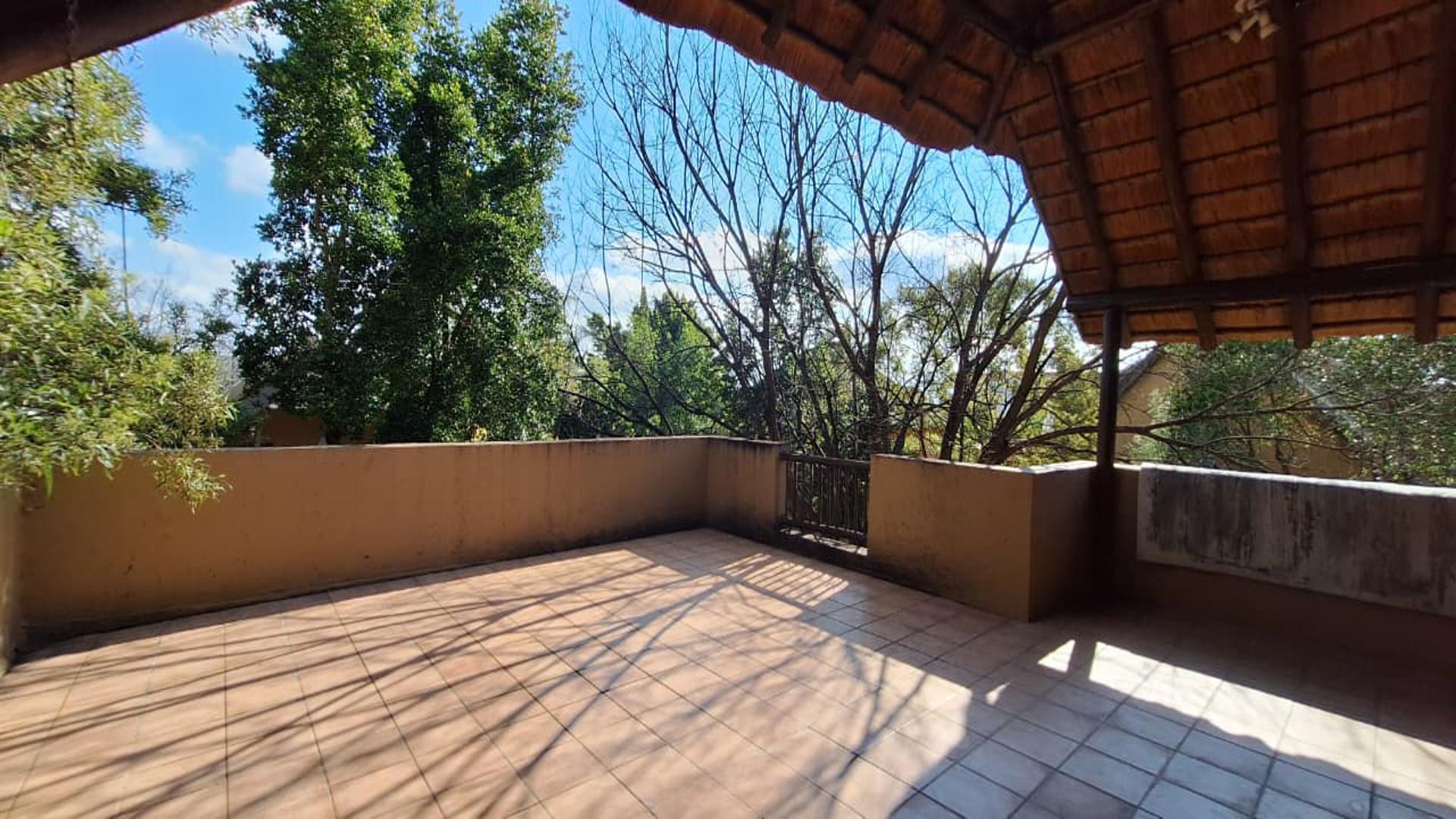 Balcony - 52 square meters of property in Douglasdale