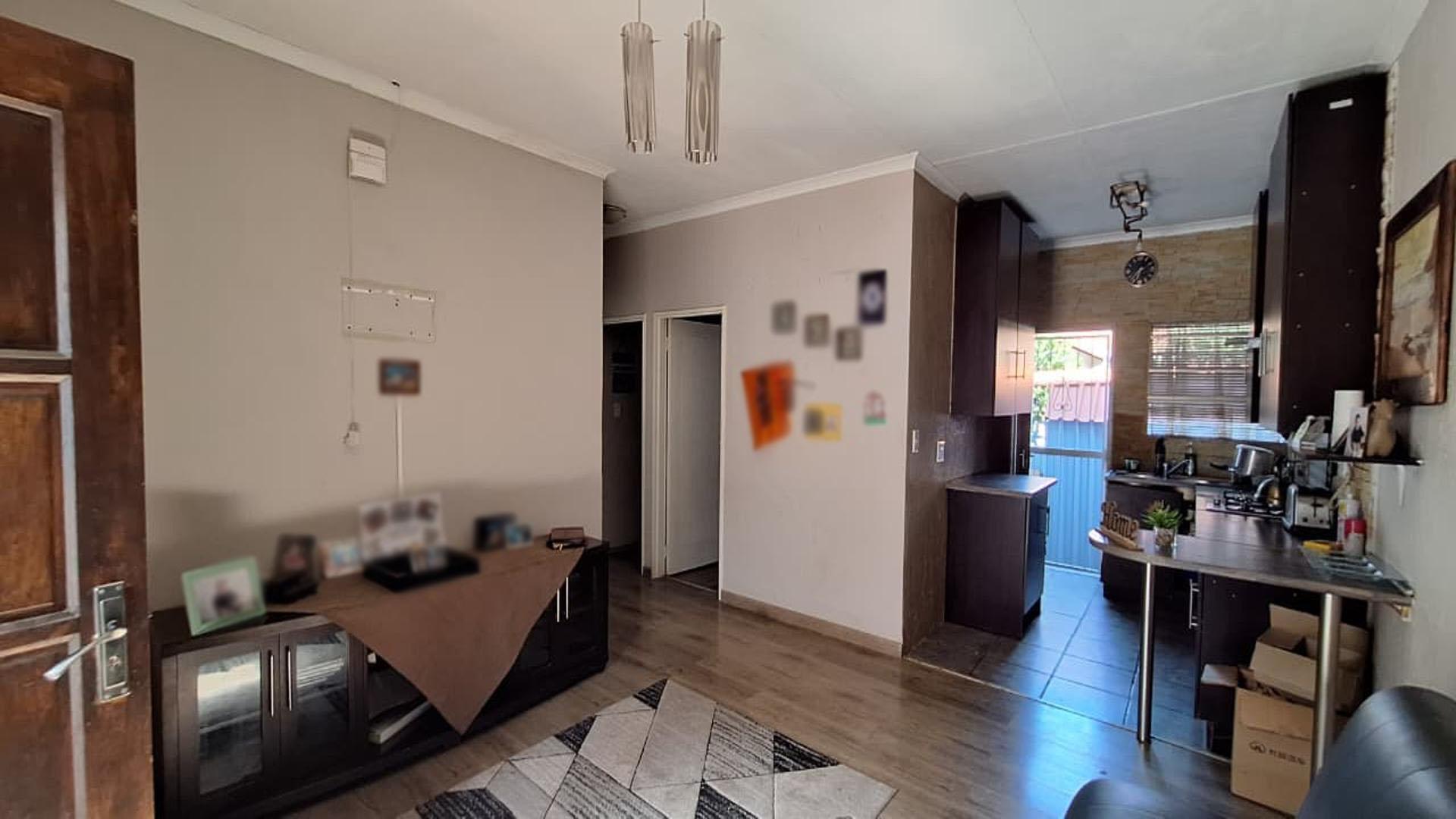 Lounges - 20 square meters of property in Meyersdal