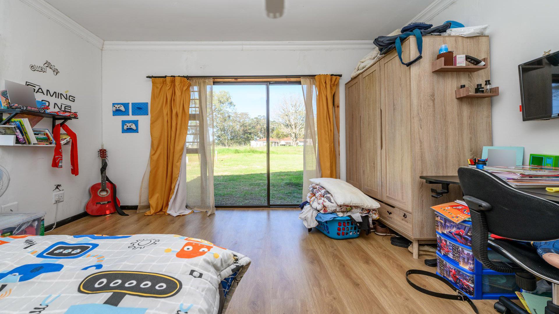 Bed Room 2 of property in Port Elizabeth Central