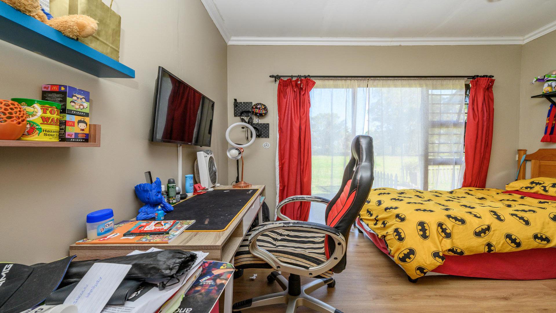 Bed Room 1 of property in Port Elizabeth Central