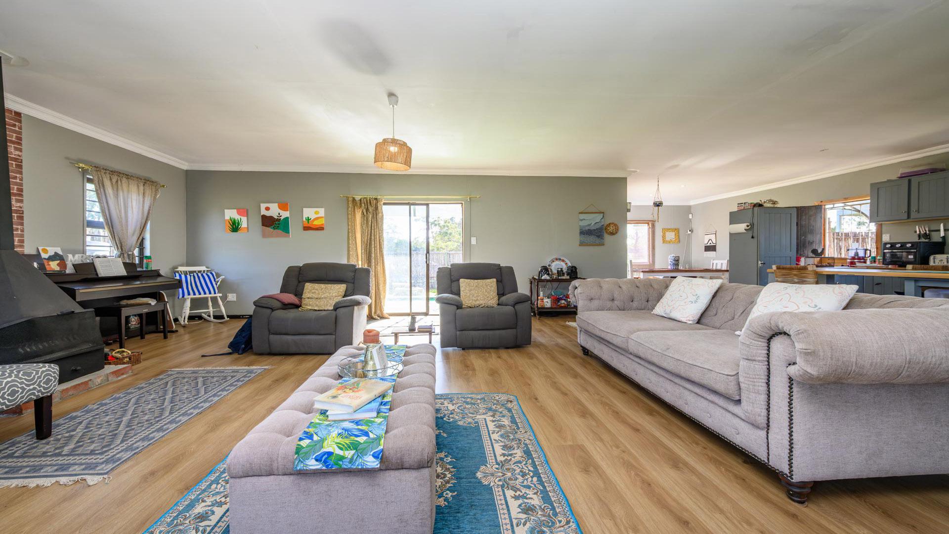 Lounges of property in Port Elizabeth Central