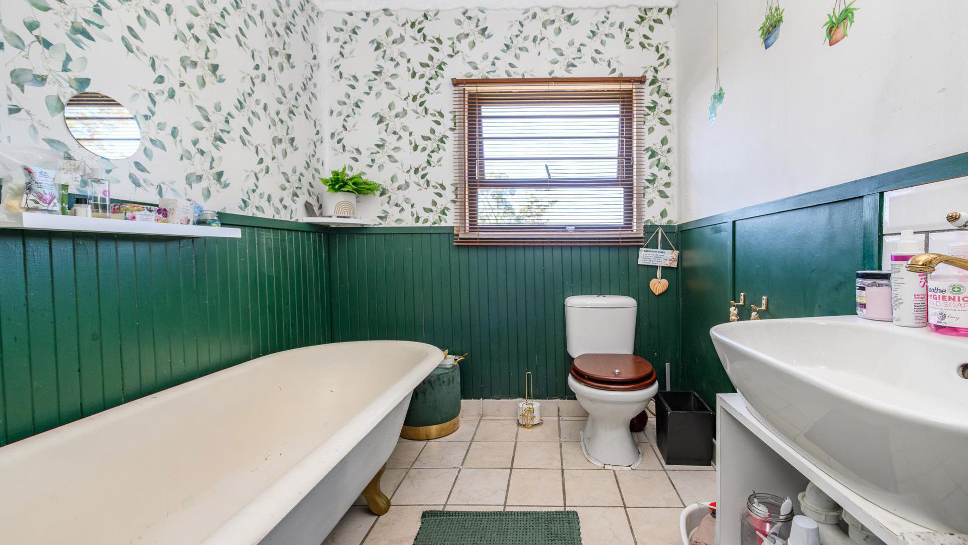 Bathroom 1 of property in Port Elizabeth Central