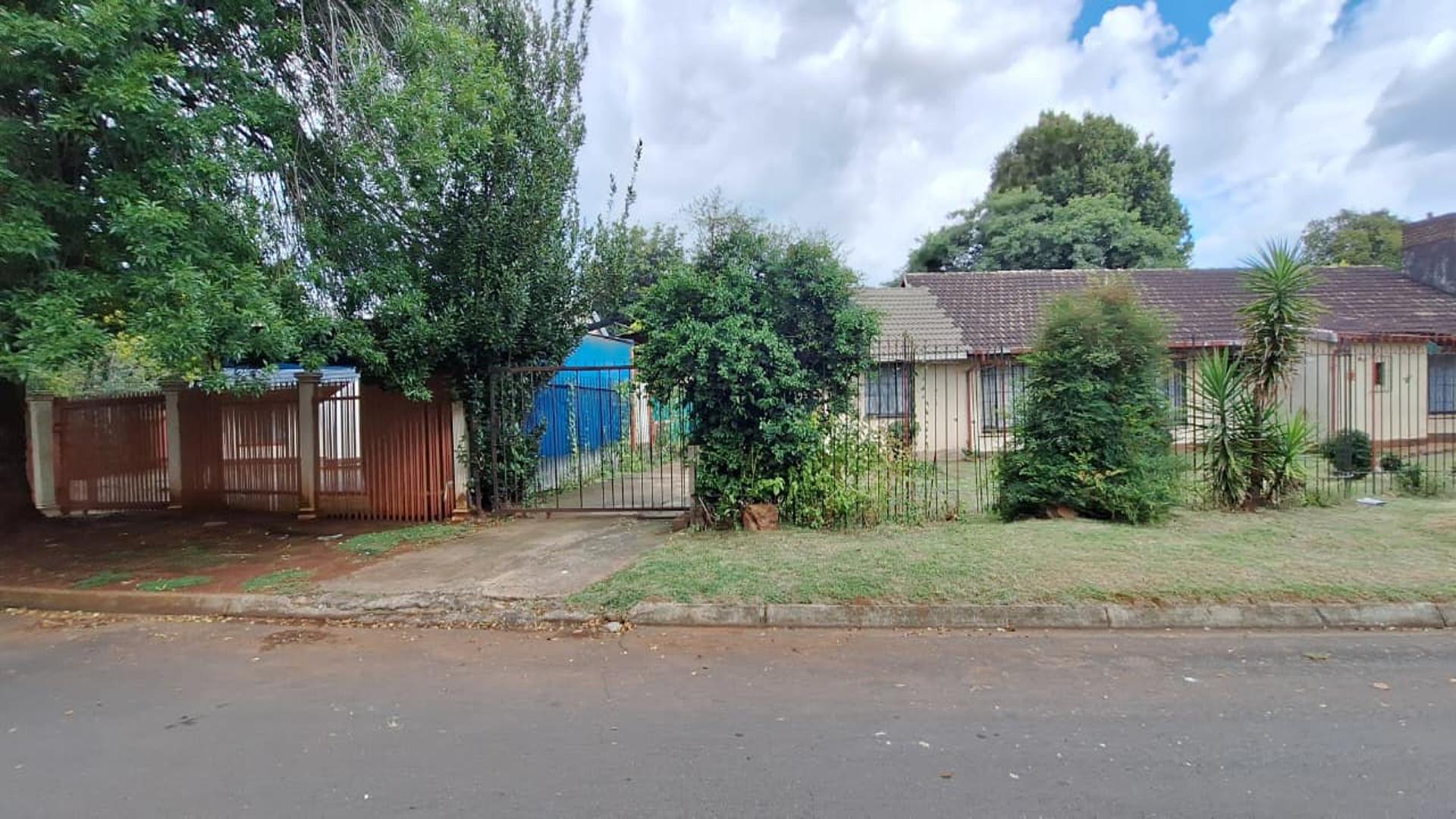 Front View of property in Rondebult