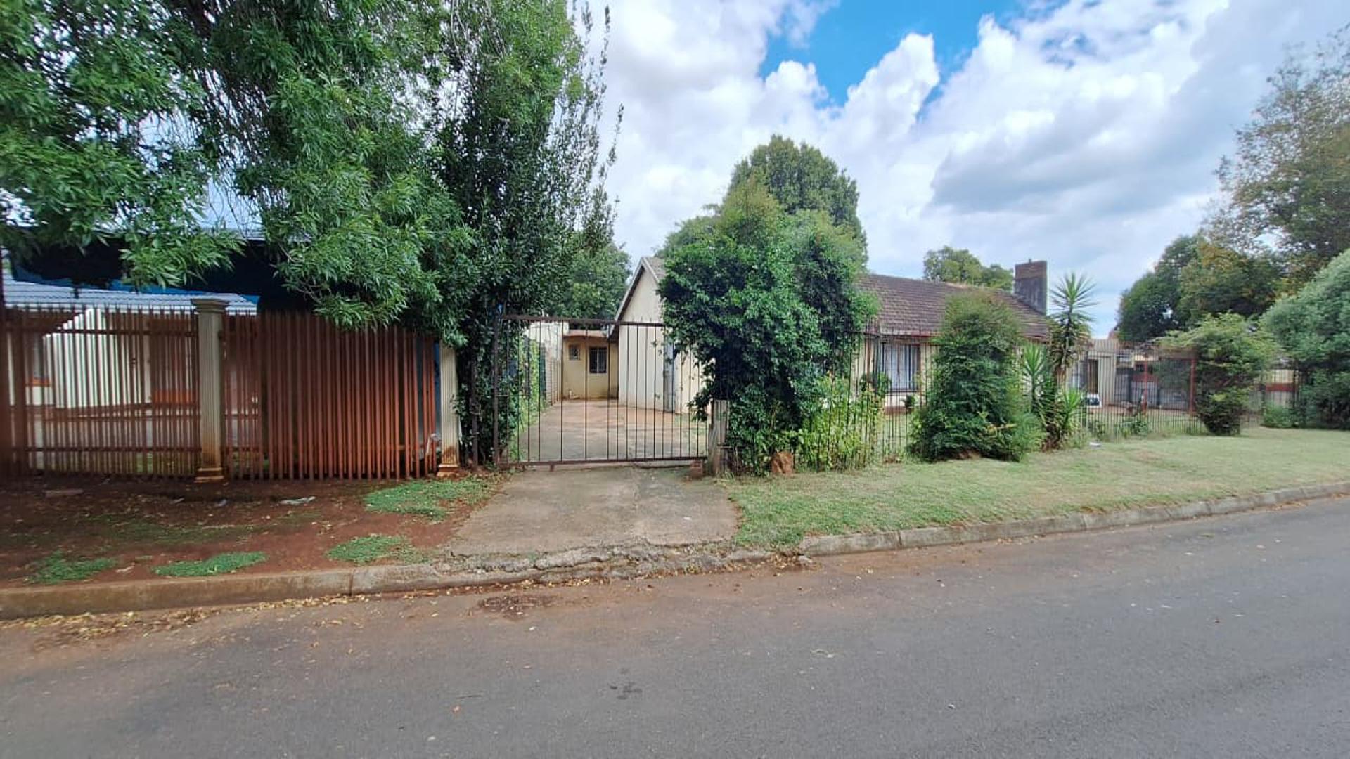 Front View of property in Rondebult