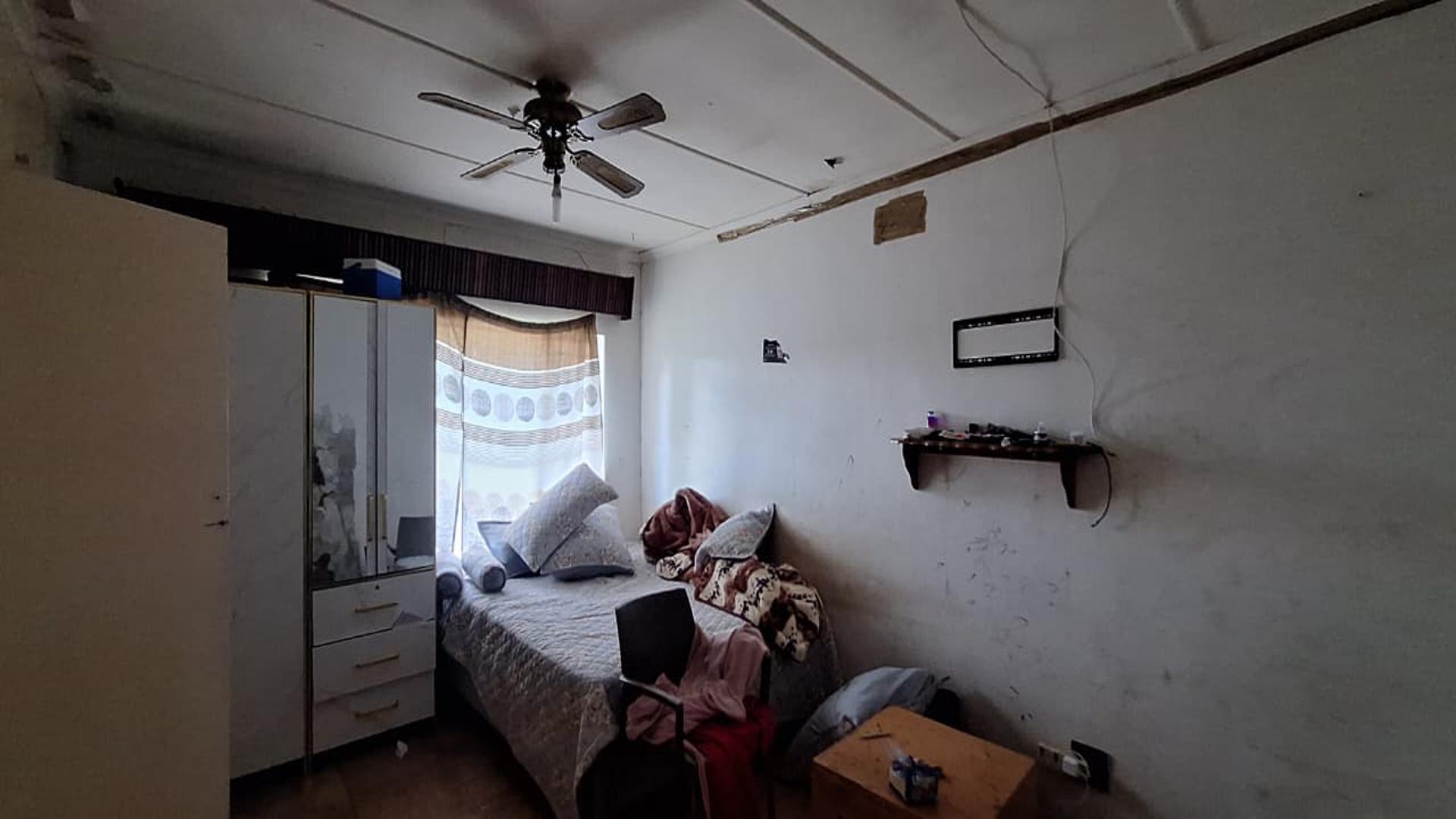 Bed Room 1 - 20 square meters of property in Rondebult