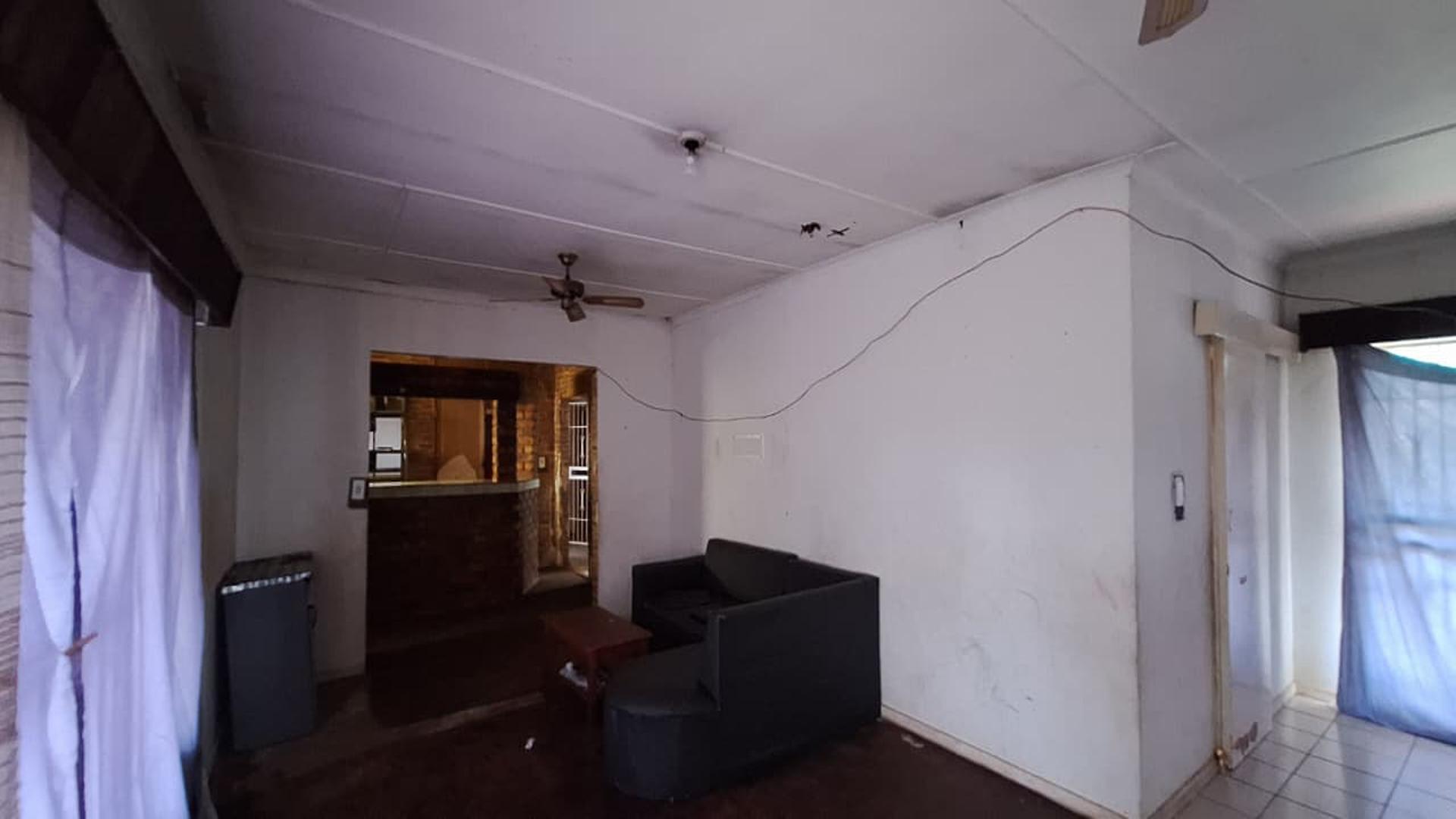 Lounges - 26 square meters of property in Rondebult