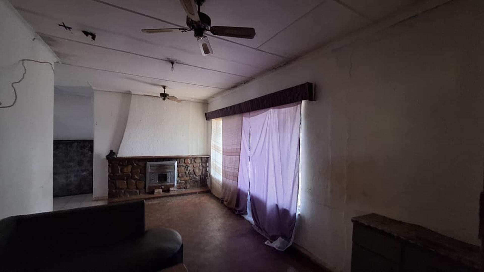 Lounges - 26 square meters of property in Rondebult