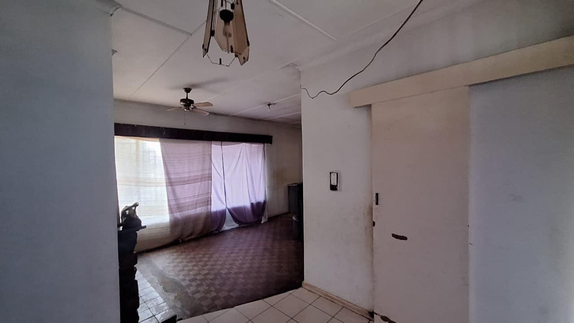 Dining Room - 12 square meters of property in Rondebult