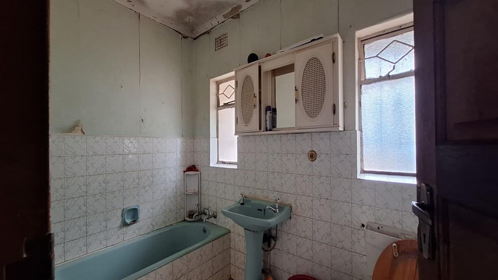 Bathroom 1 - 6 square meters of property in Rondebult