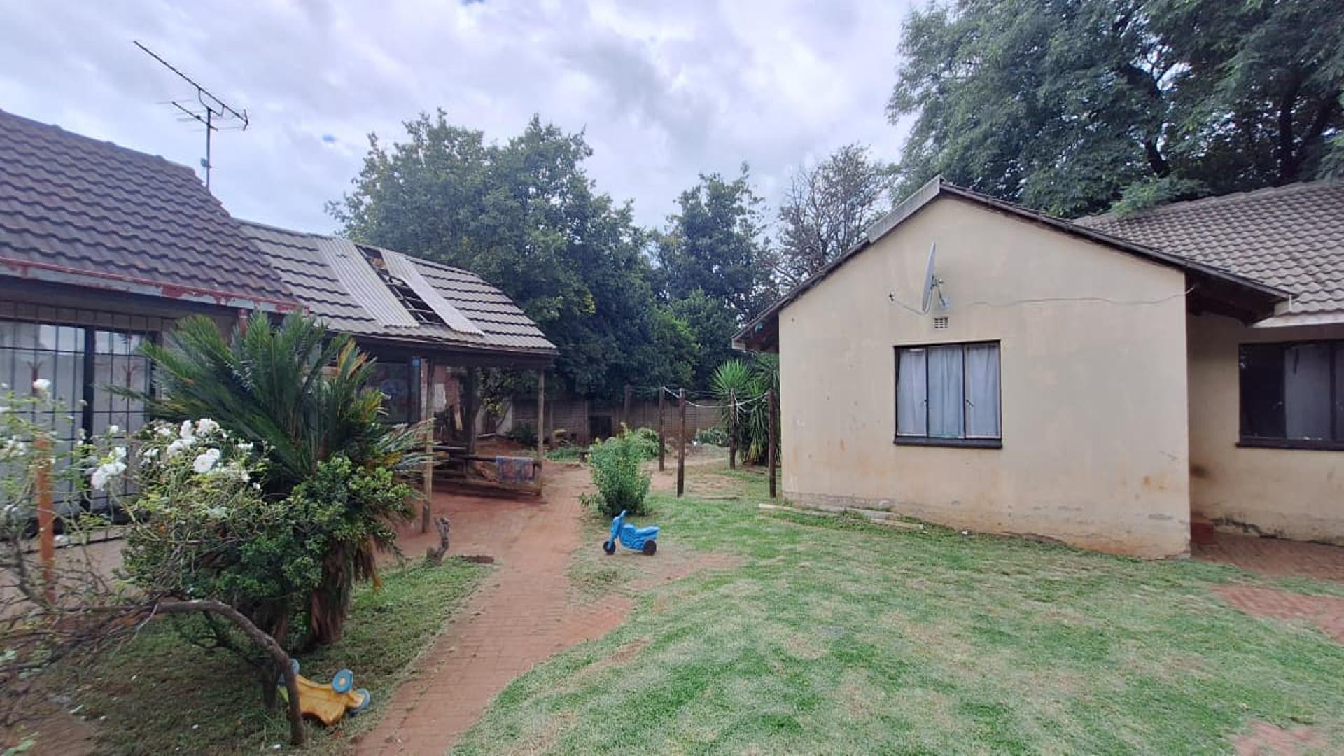Backyard of property in Rondebult
