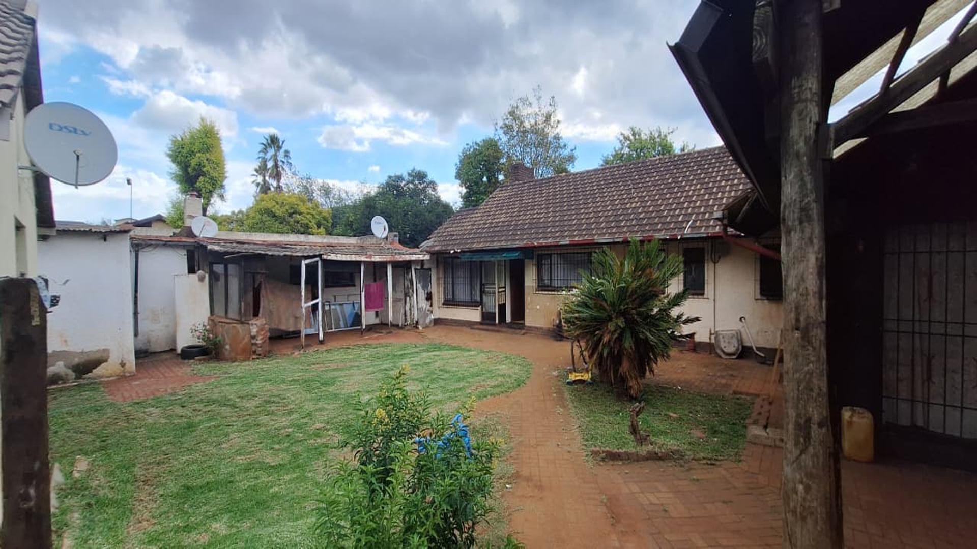 Backyard of property in Rondebult
