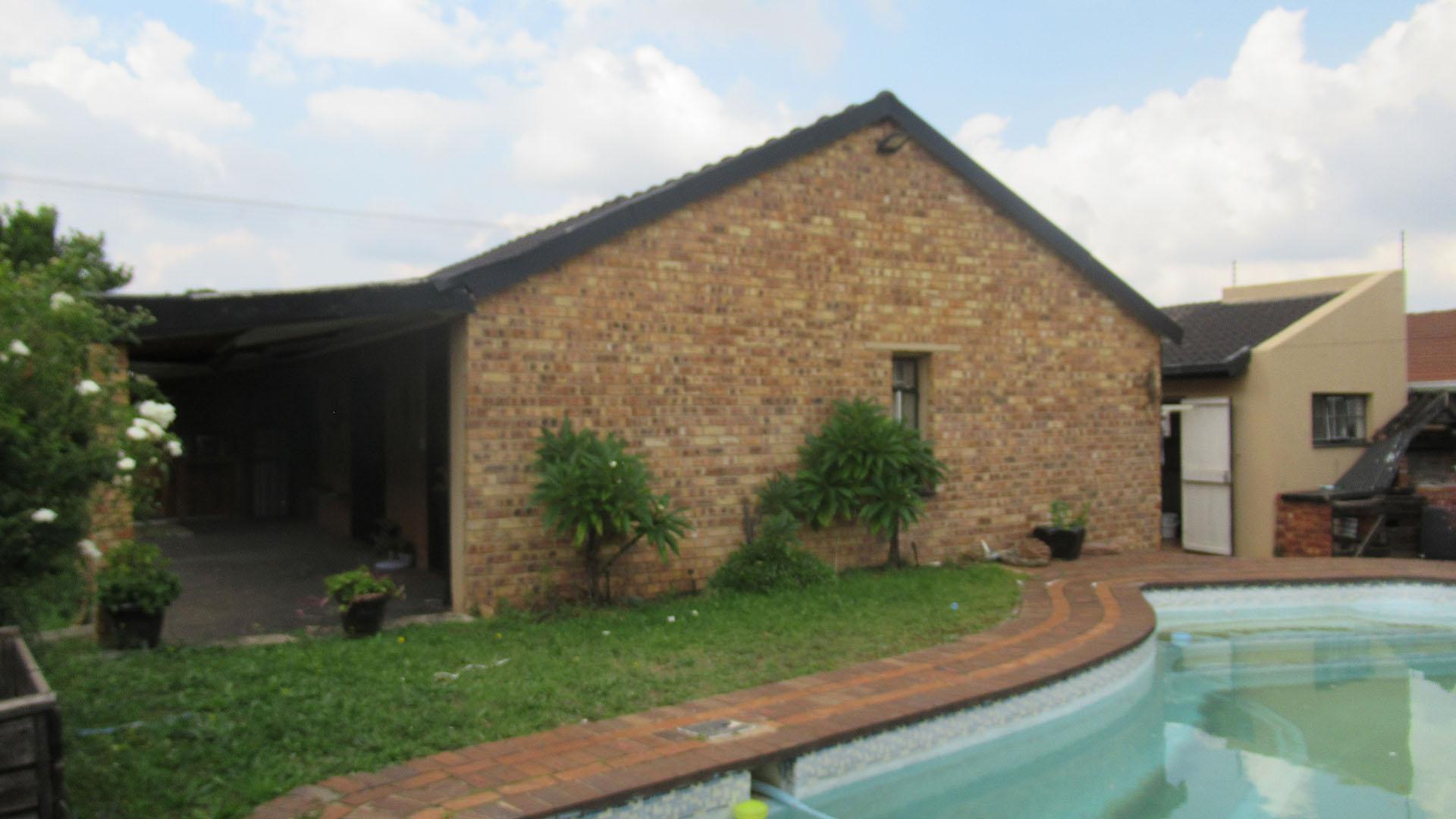 Backyard of property in Suideroord