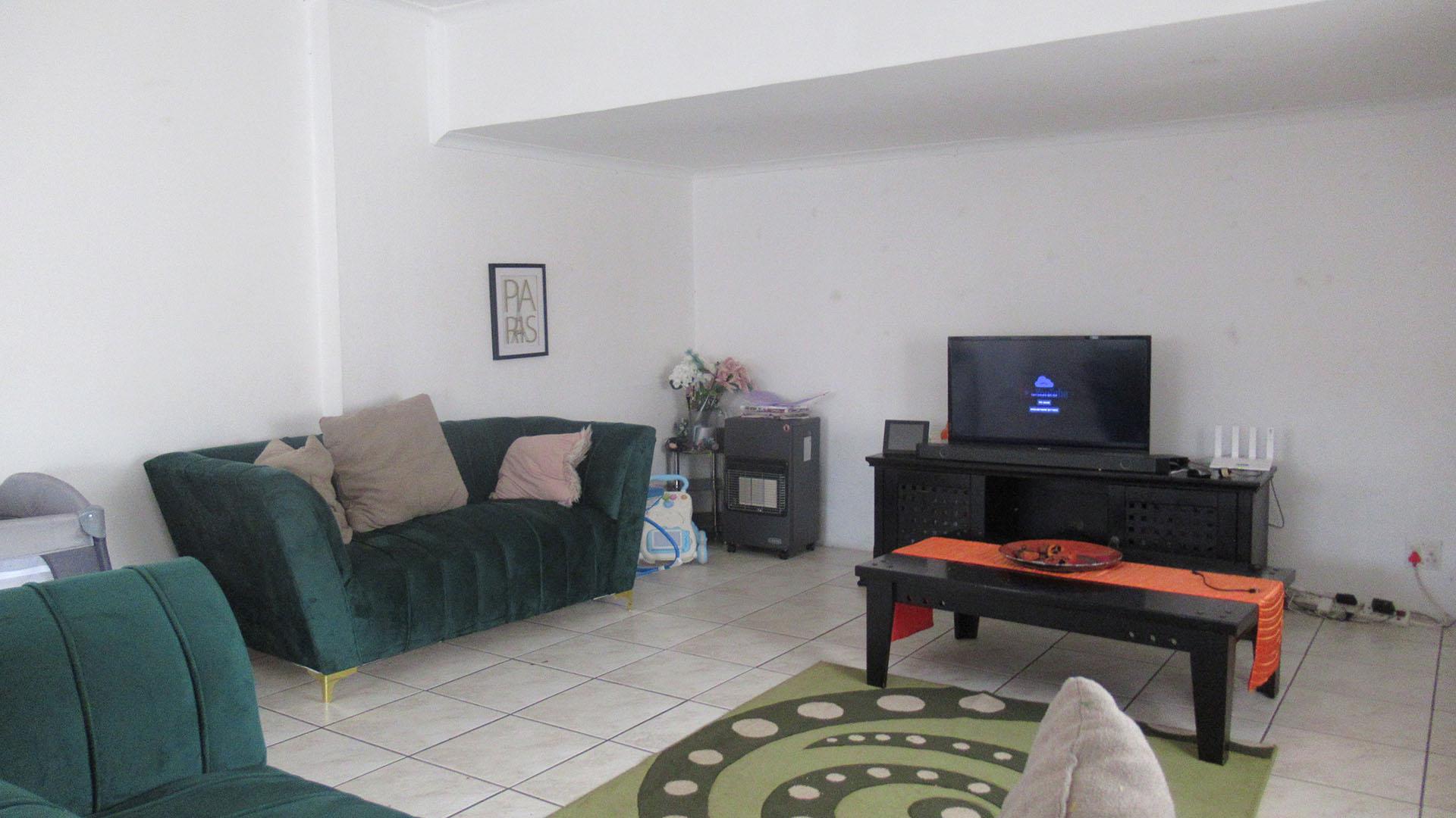 Lounges - 28 square meters of property in Suideroord