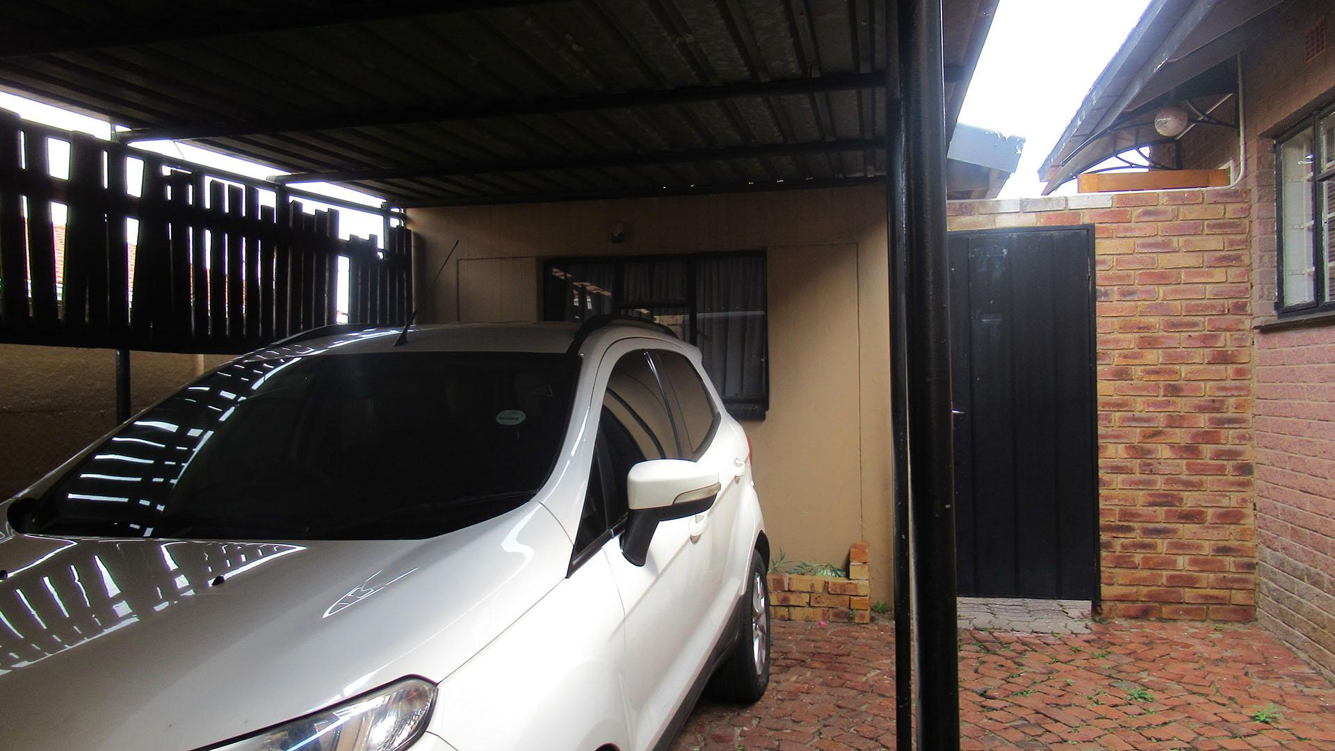 Carport  - 25 square meters of property in Suideroord
