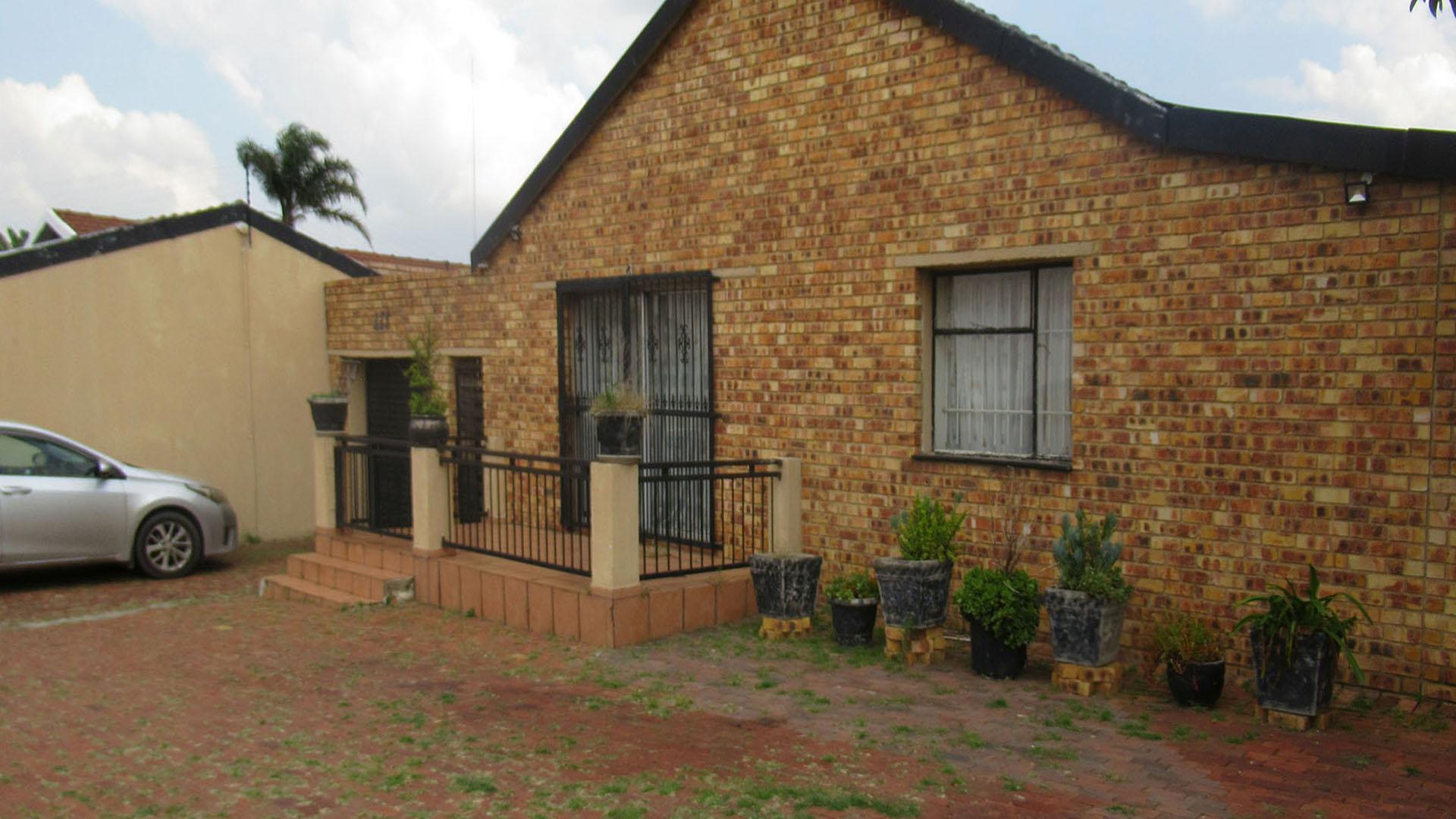 Front View of property in Suideroord