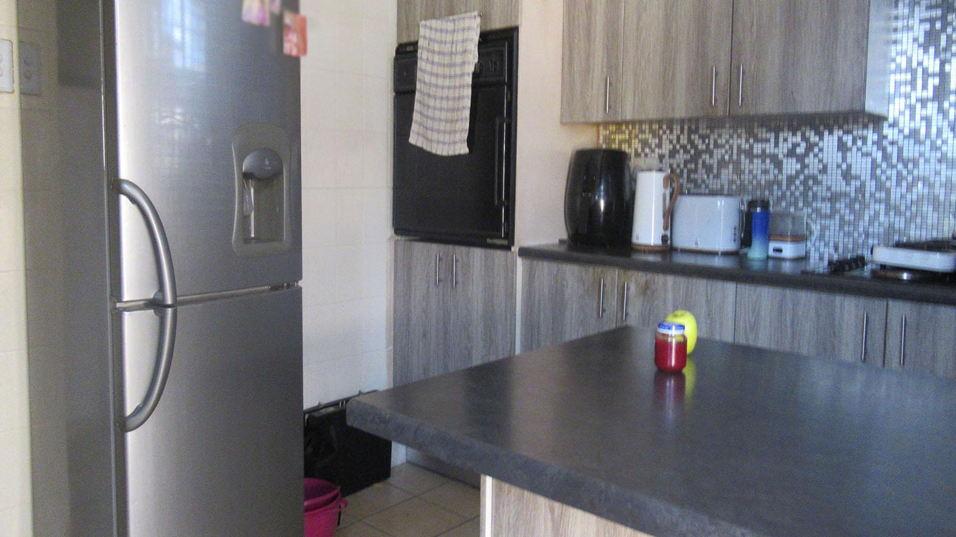 Kitchen - 15 square meters of property in Suideroord