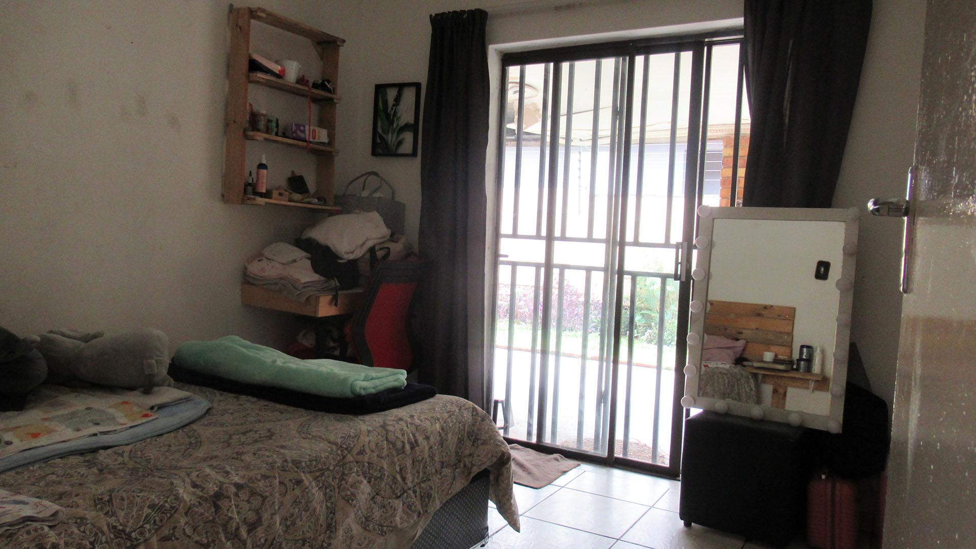 Bed Room 2 - 11 square meters of property in Suideroord