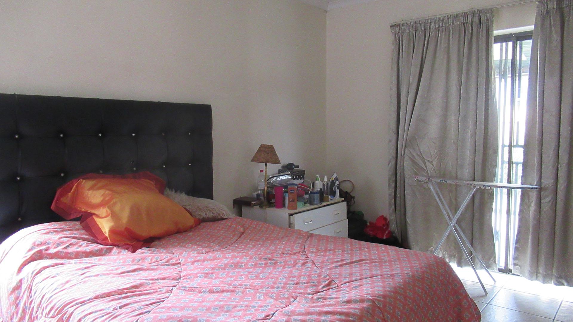 Main Bedroom - 18 square meters of property in Suideroord