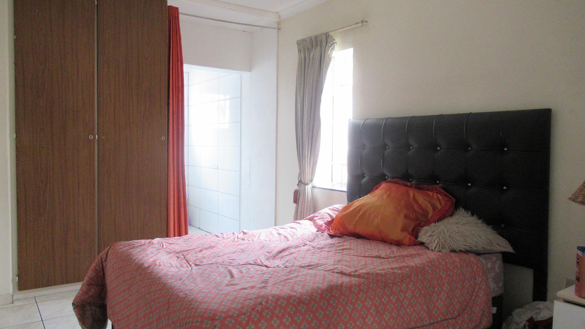 Main Bedroom - 18 square meters of property in Suideroord