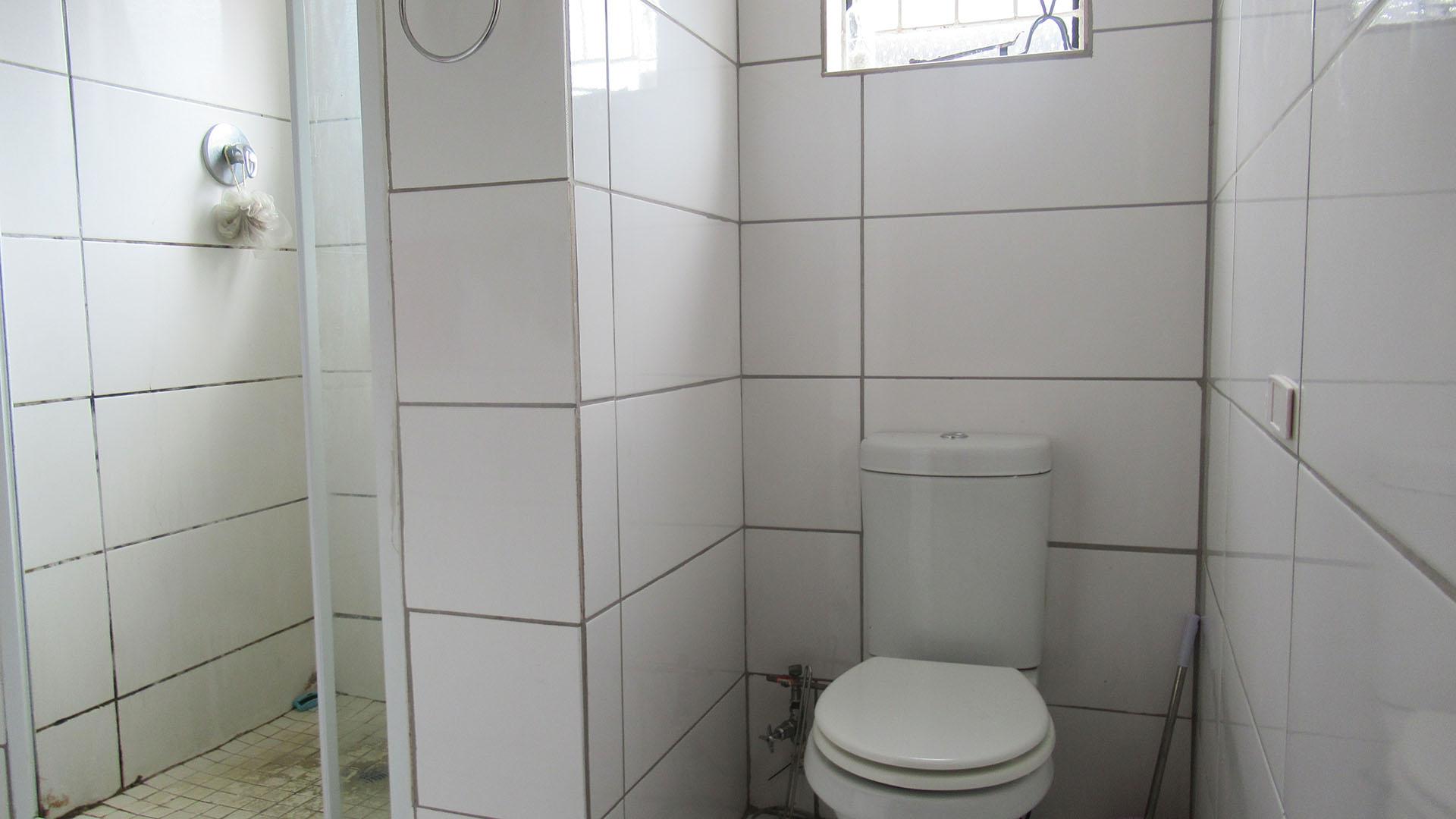 Main Bathroom - 5 square meters of property in Suideroord