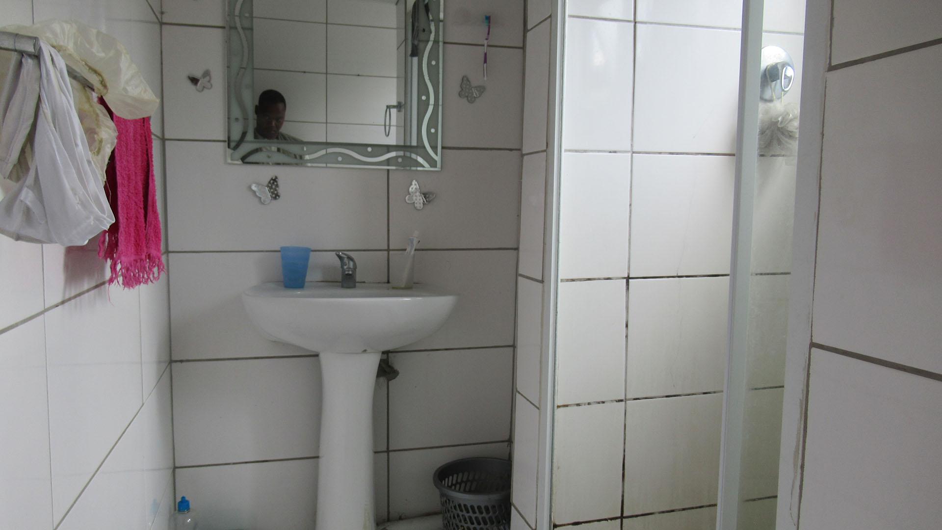 Main Bathroom - 5 square meters of property in Suideroord