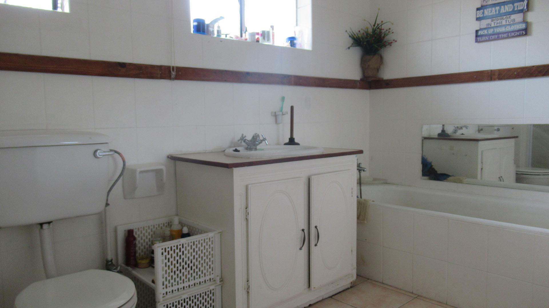 Bathroom 1 - 10 square meters of property in Suideroord