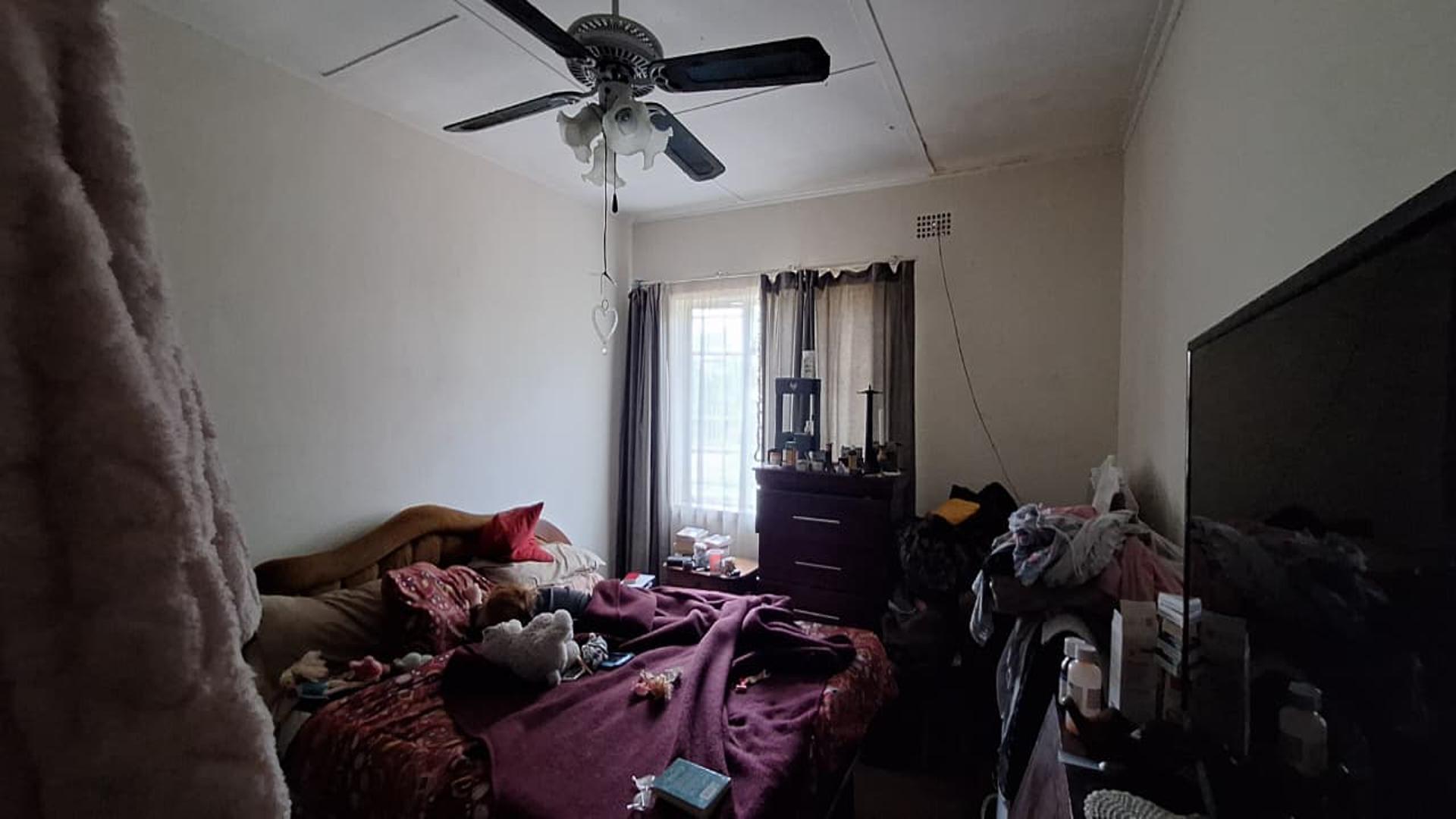 Bed Room 1 - 17 square meters of property in Vanderbijlpark