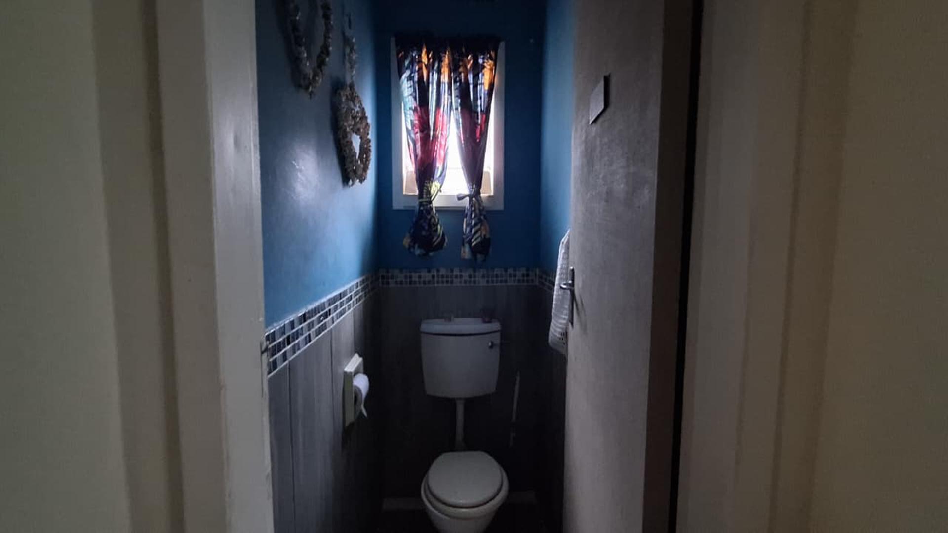 Bathroom 1 - 5 square meters of property in Vanderbijlpark