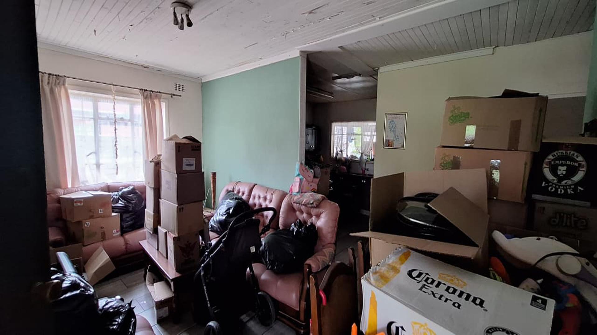 Lounges - 38 square meters of property in Vanderbijlpark