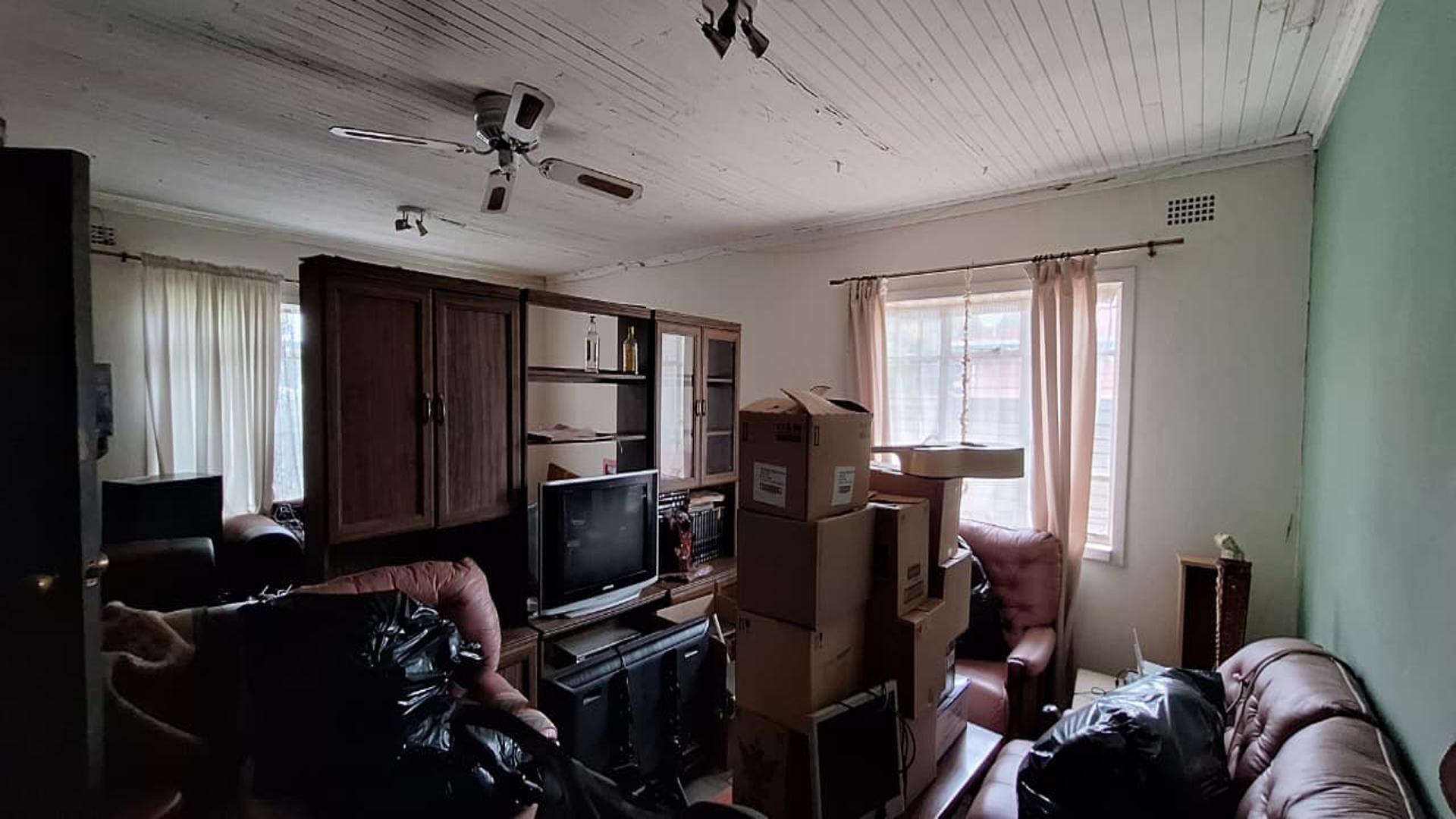 Lounges - 38 square meters of property in Vanderbijlpark