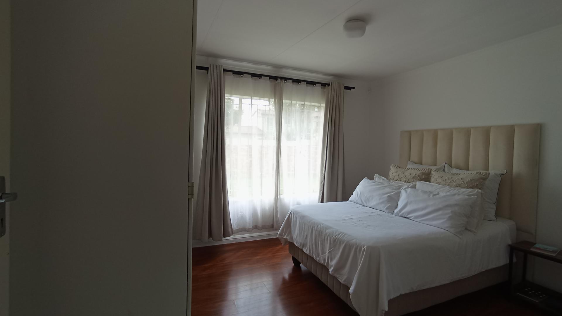 Main Bedroom - 15 square meters of property in Kyalami Hills