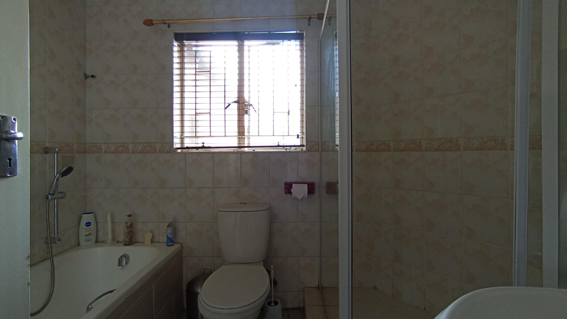 Bathroom 1 - 7 square meters of property in Kyalami Hills
