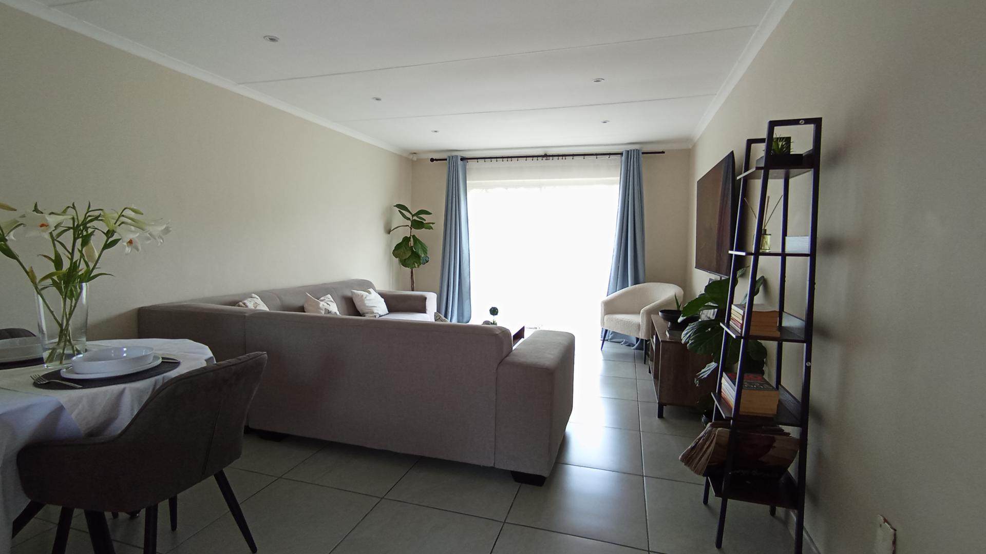 Lounges - 28 square meters of property in Kyalami Hills