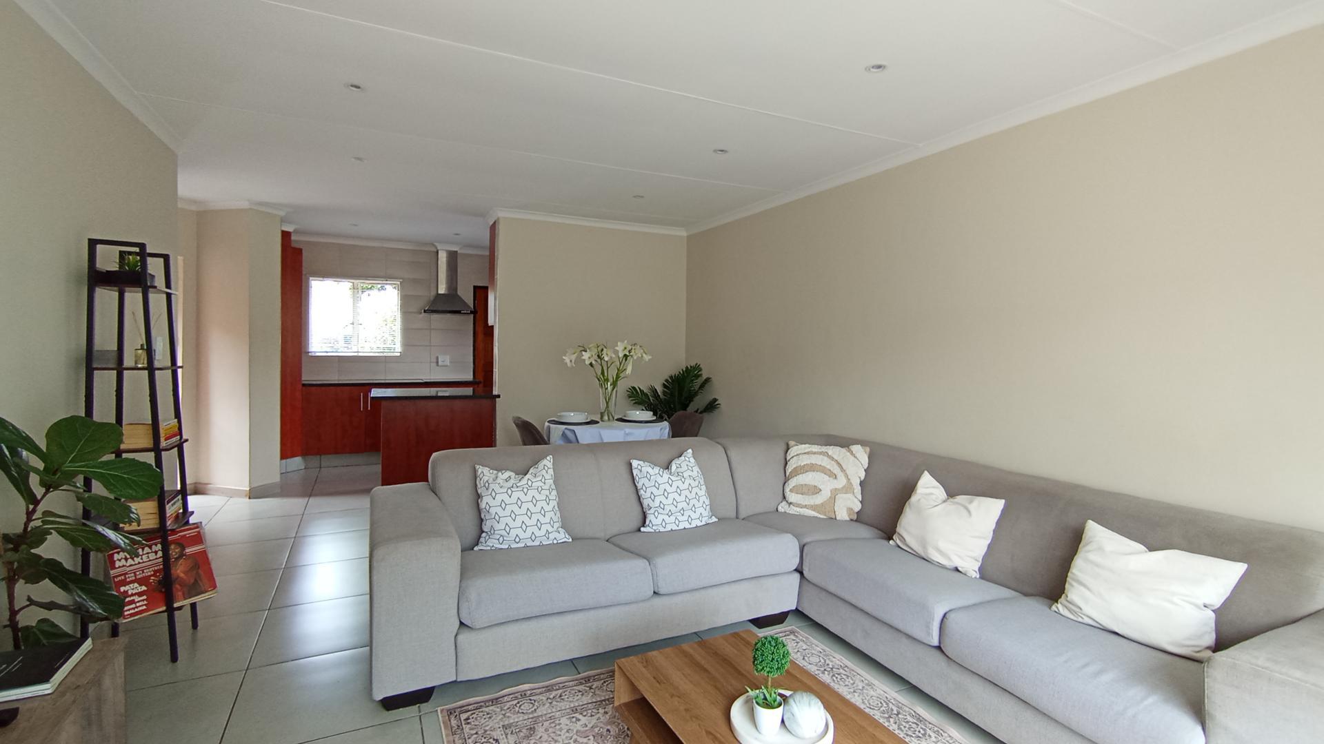 Lounges - 28 square meters of property in Kyalami Hills