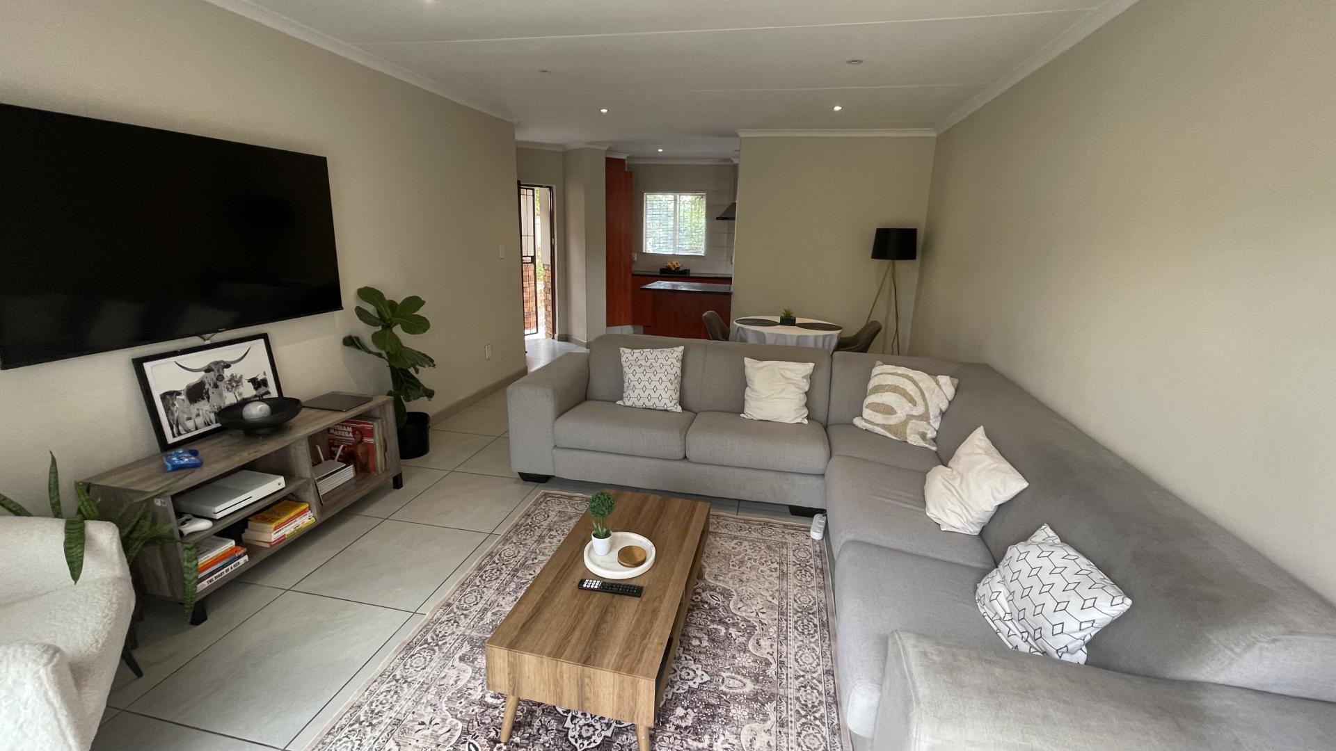 Lounges - 28 square meters of property in Kyalami Hills