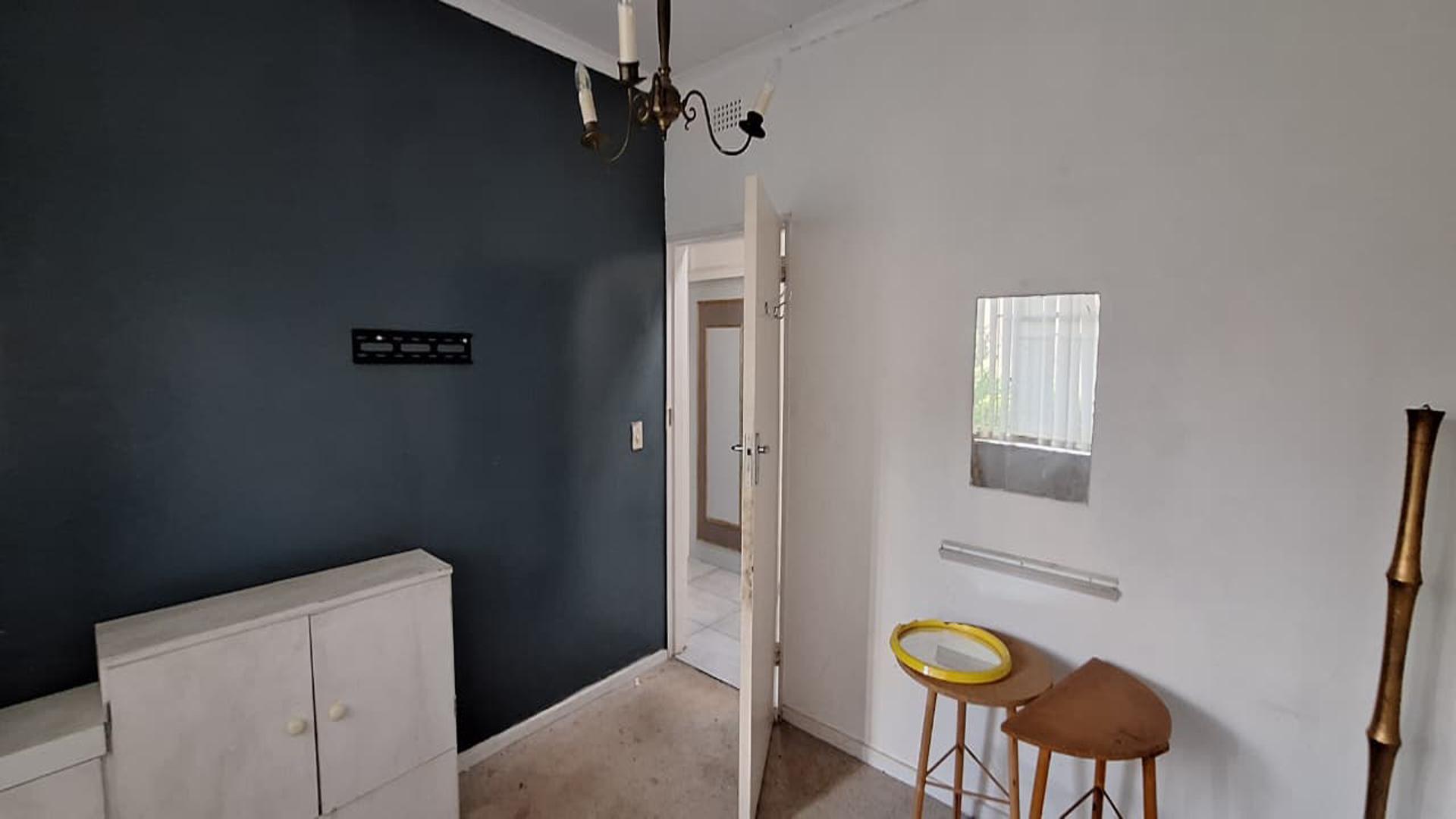 Bed Room 1 - 10 square meters of property in Mindalore
