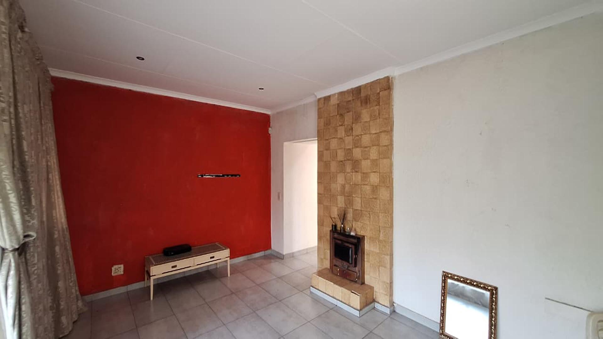 Lounges - 34 square meters of property in Mindalore